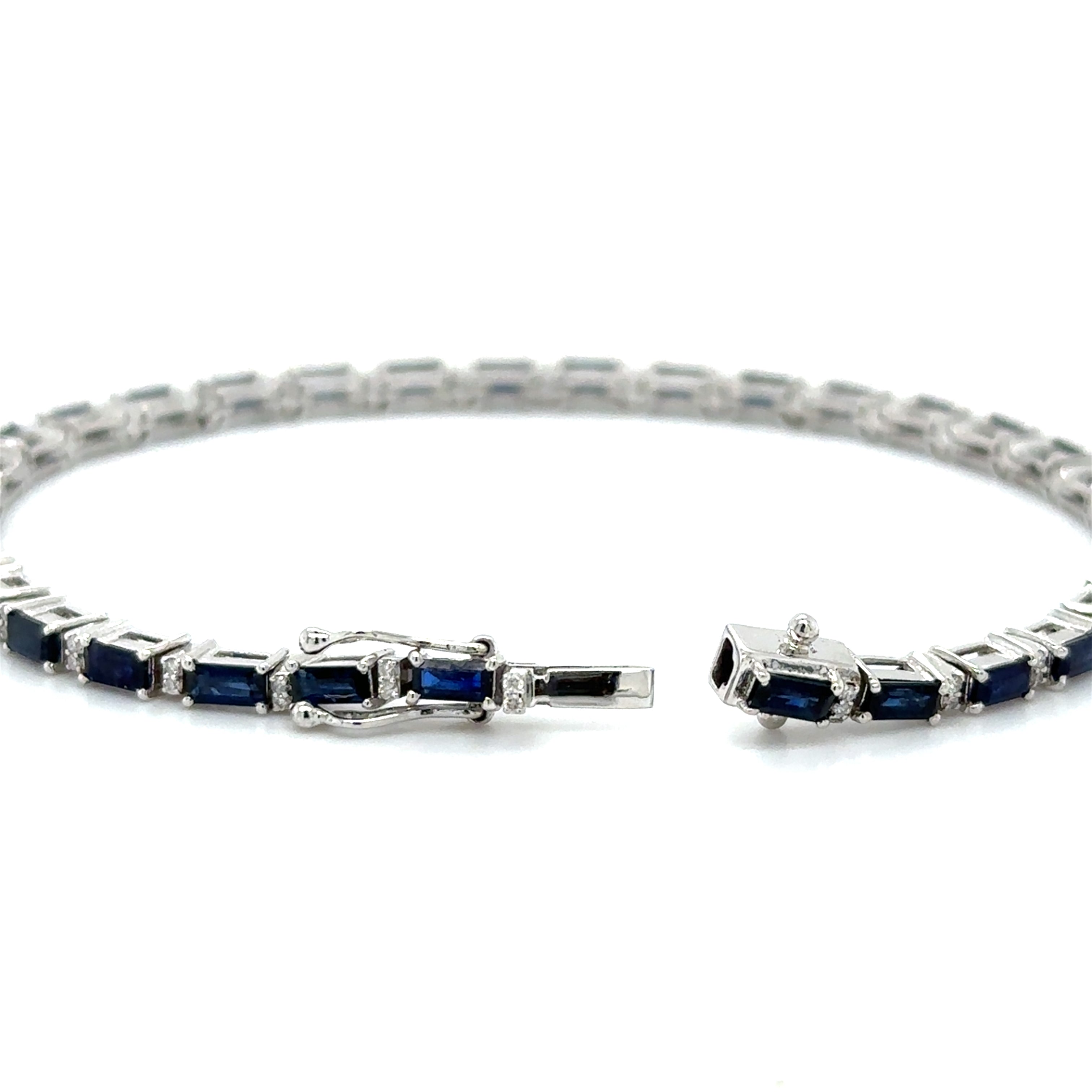 Brazalete De Diamantes Y Zafiros En Oro Blanco De 18 Kt 5.49 Ct.
