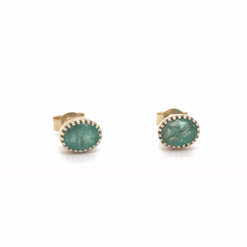 Pendientes De Esmeralda De Forma Ovalada De Oro Amarillo De 14Kt 1.3 Ct.