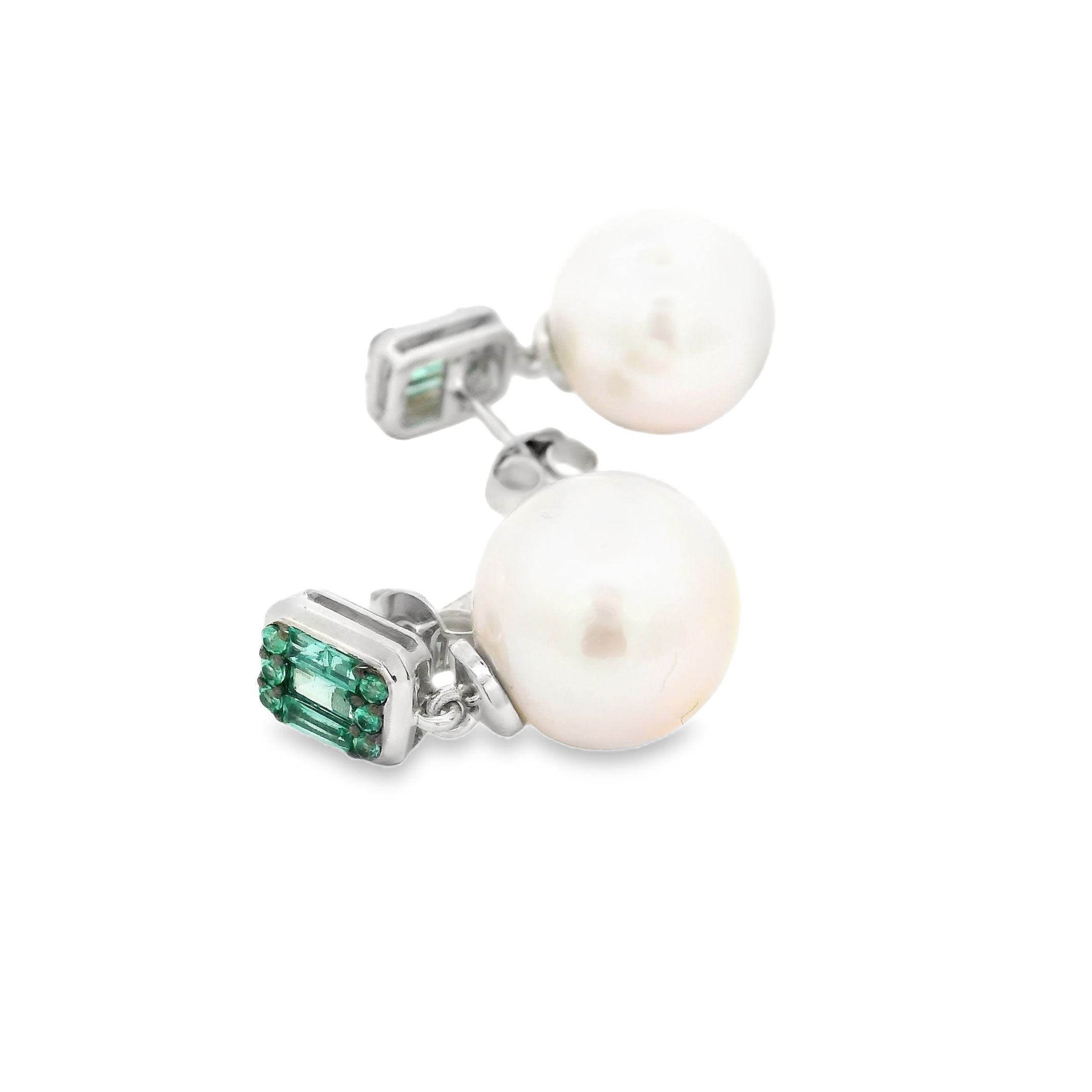 Pendiente De Perlas Y Esmeraldas De Agua Dulce De Oro Blanco De 14 Kt 25.21 Ct.
