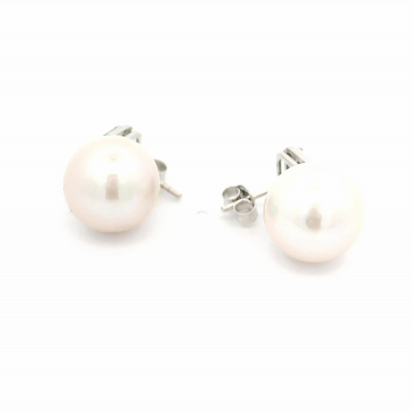 Pendiente De Perlas Y Esmeraldas De Agua Dulce De Oro Blanco De 14 Kt 25.21 Ct.