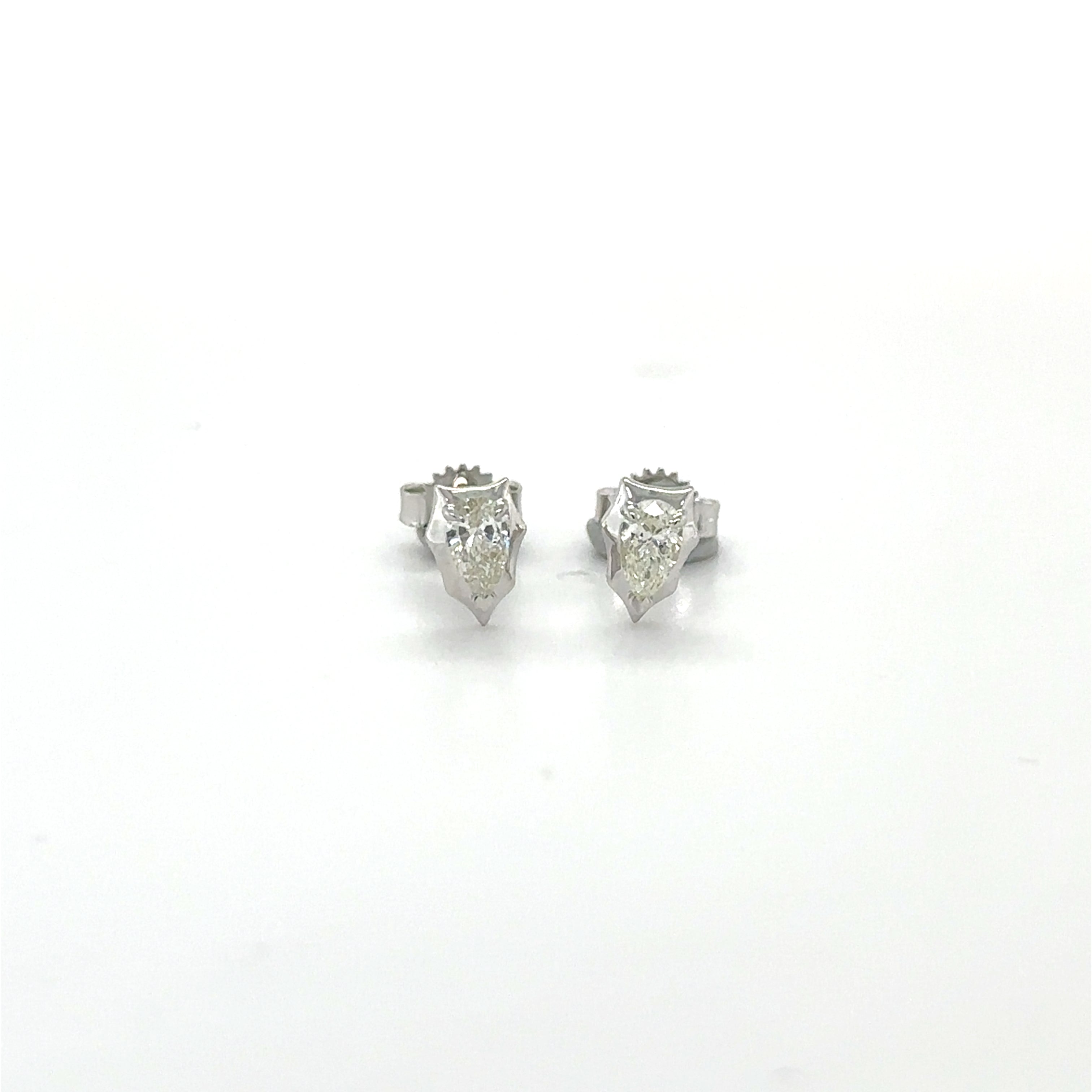 Pendiente De Diamante En Forma De Pera De Oro Blanco De 14 Kt 0.27 Ct.