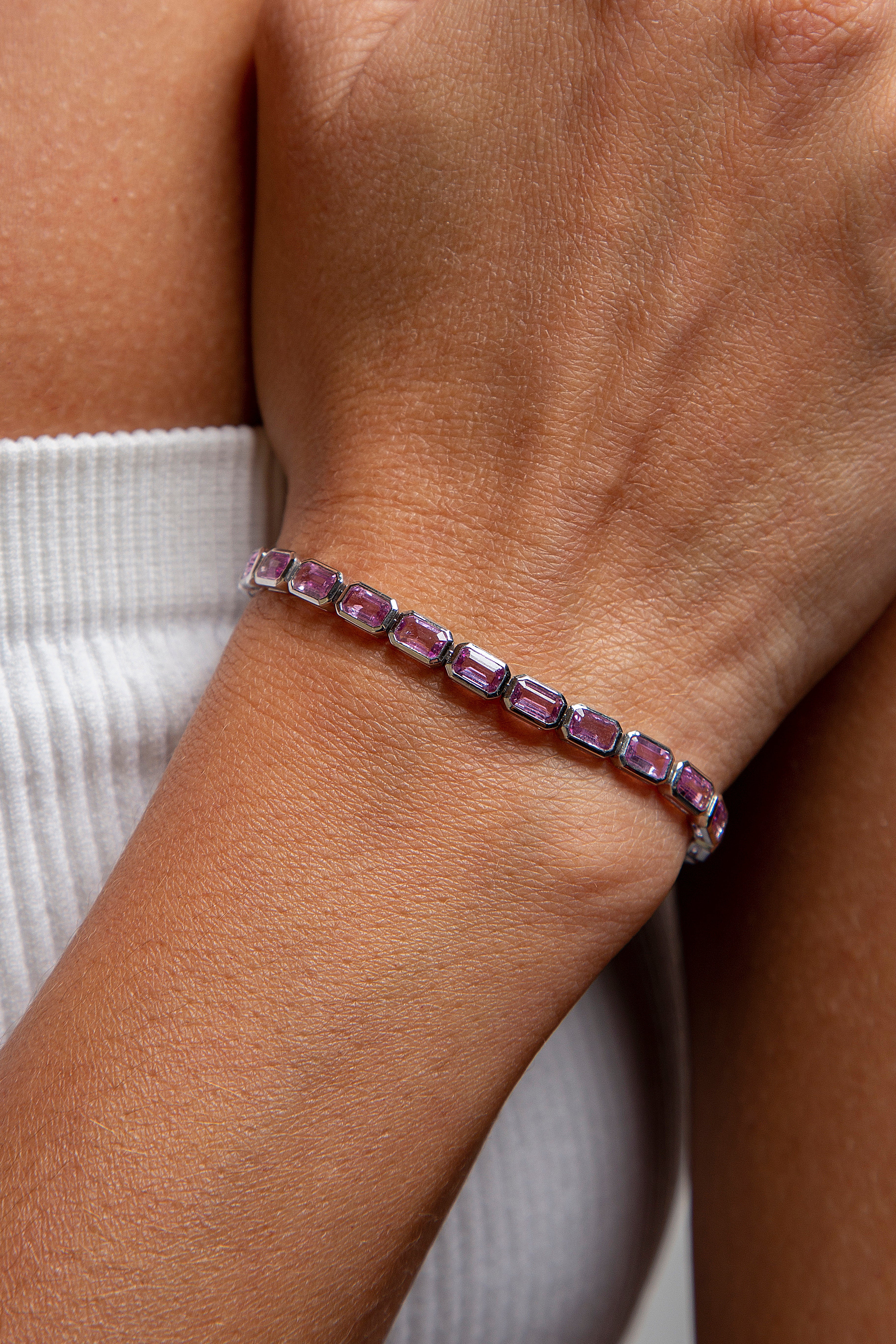 Pulsera Tennis Bezel Zafiro Rosa Oro Blanco 14K 7.71 ct.