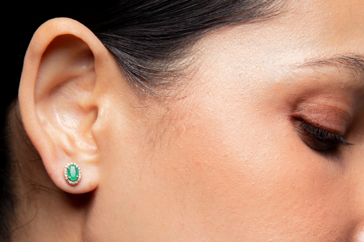 Aretes Studs Oval Diamante Esmeralda Oro Amarillo 14K 1.01 ct.