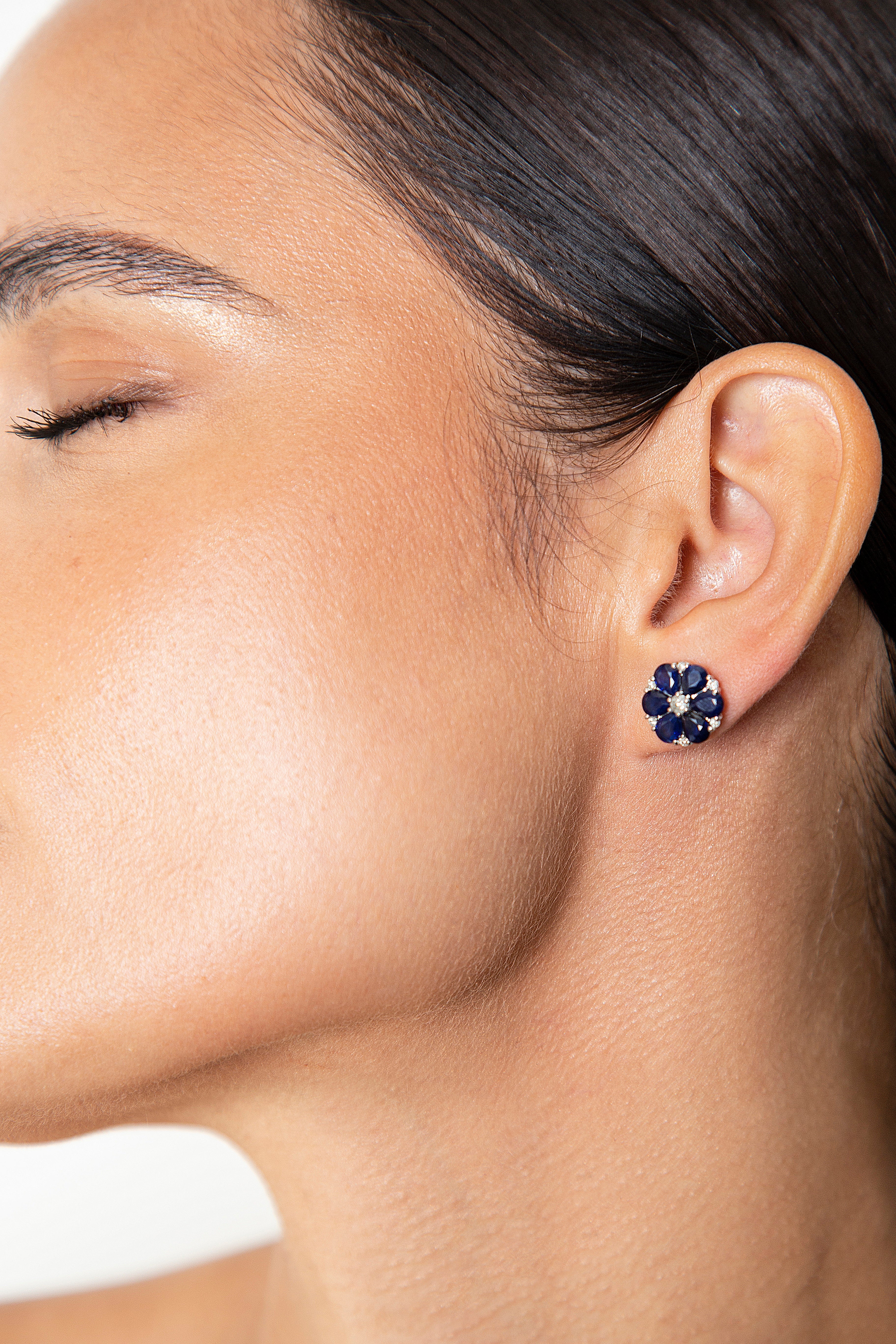 Aretes Studs Flor Diamante Zafiro Oro Blanco 14K 4.55 ct.