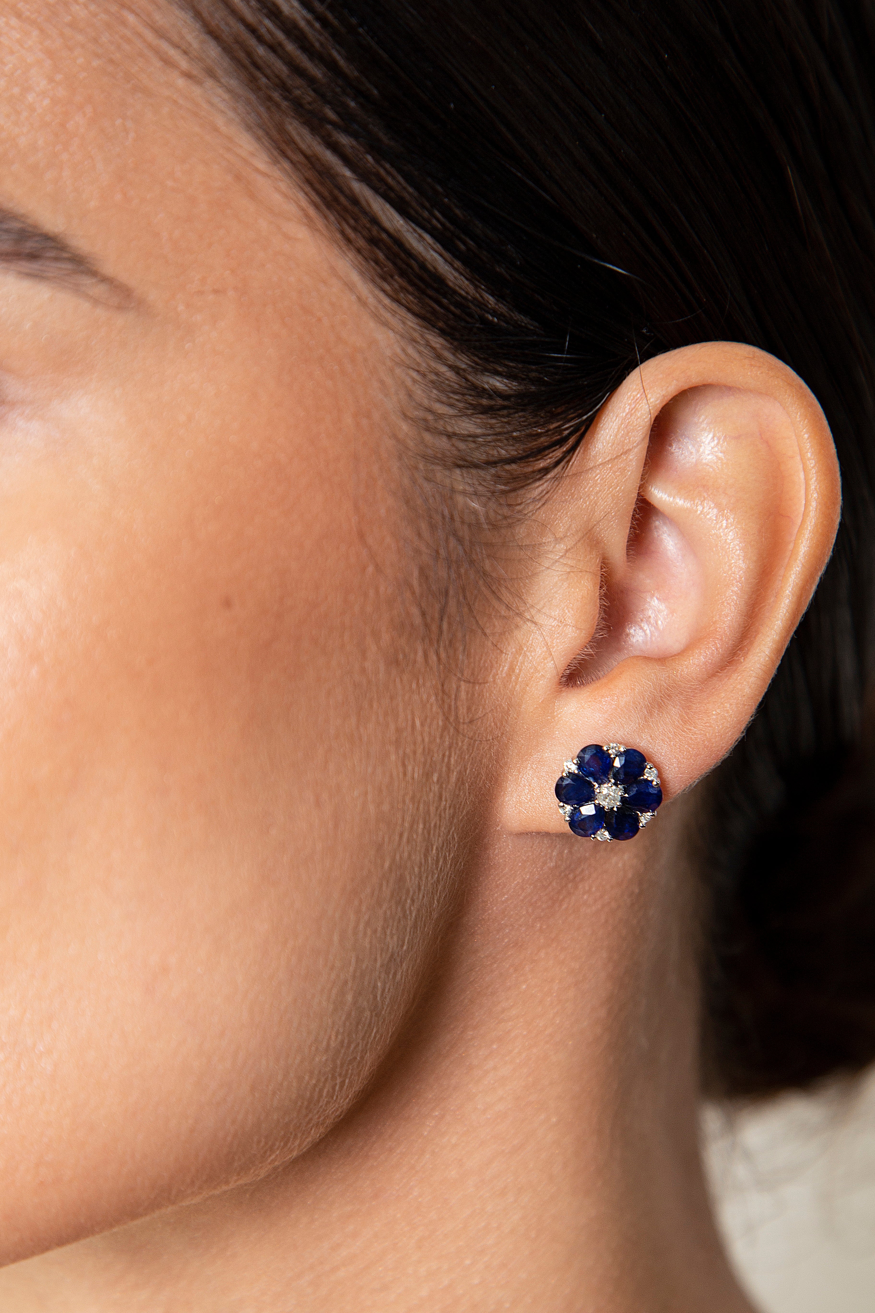 Aretes Studs Flor Diamante Zafiro Oro Blanco 14K 4.55 ct.
