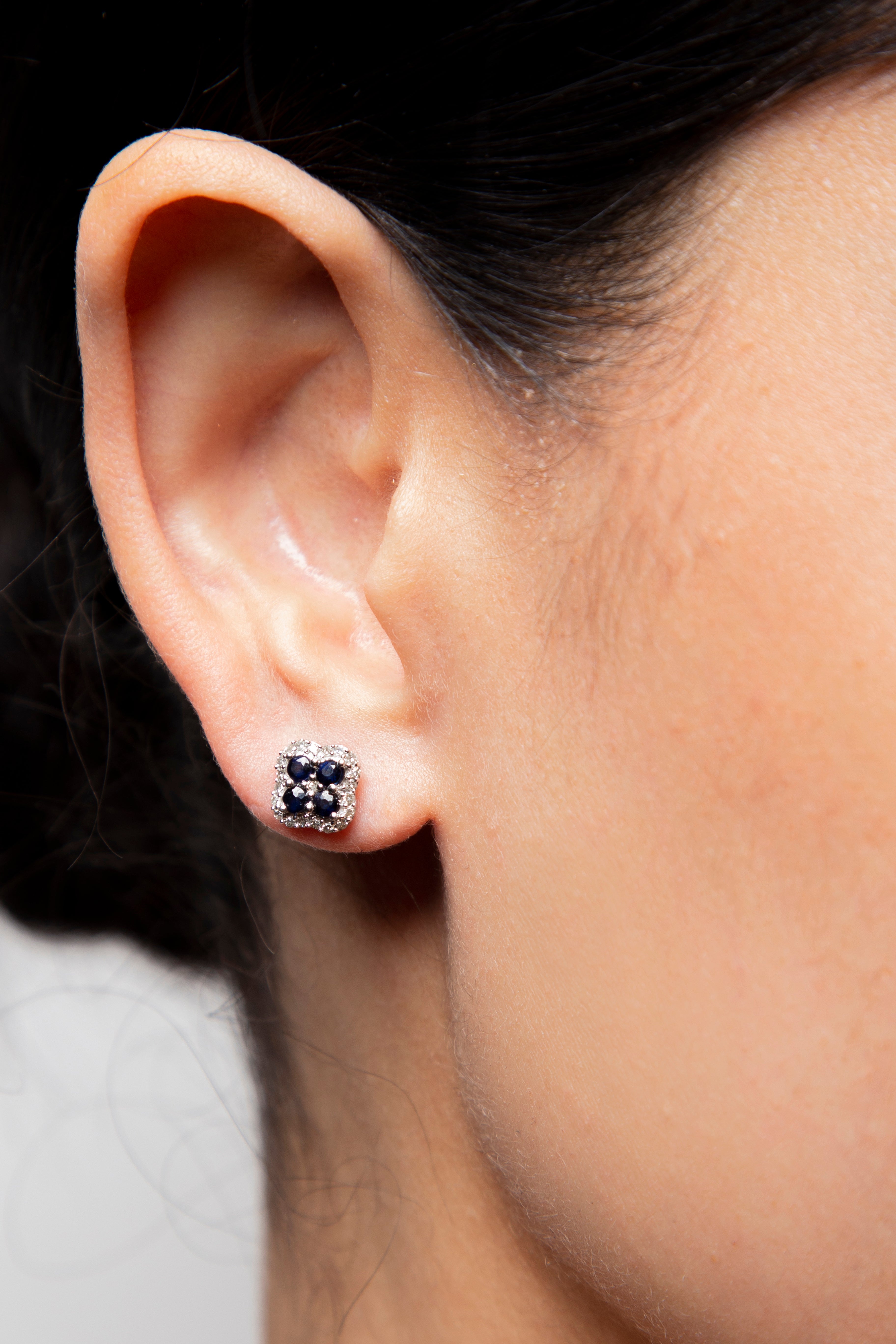 Aretes Studs Flor Diamante Zafiro Oro Blanco 14K 0.85 ct.