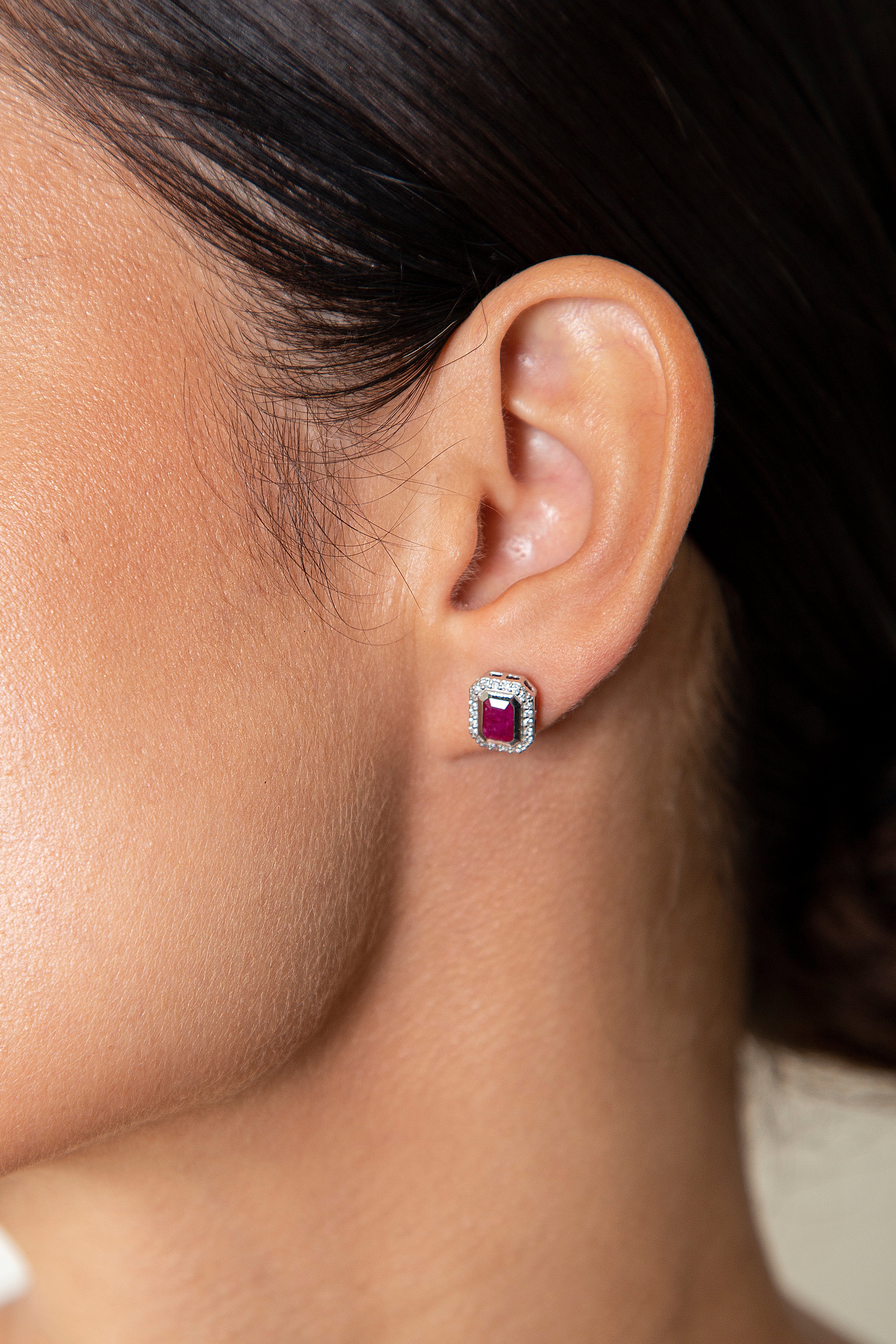 Aretes Studs Bezel Diamante Rubí Oro Blanco 14K 1.91 ct.