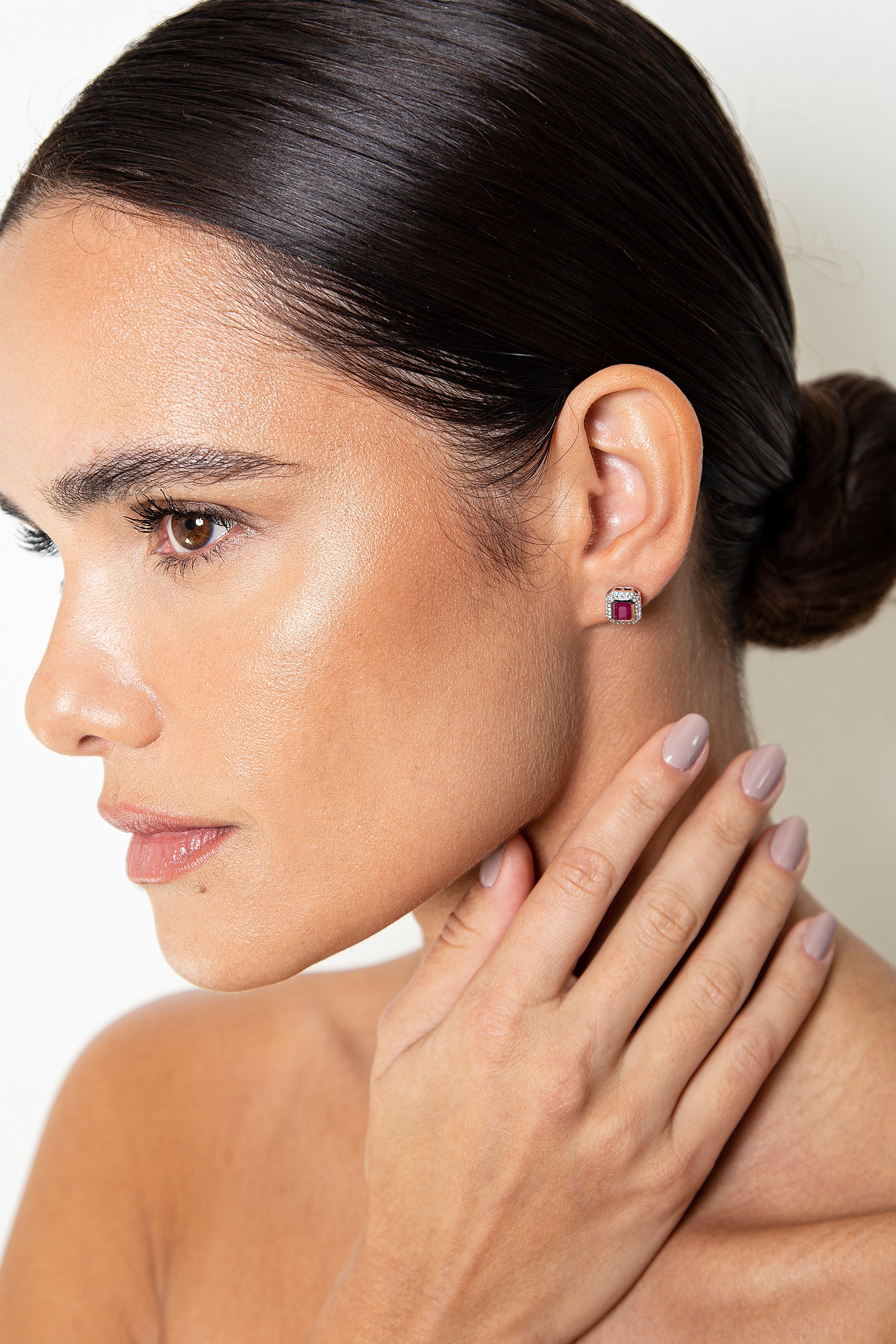 Aretes Studs Bezel Diamante Rubí Oro Blanco 14K 1.91 ct.