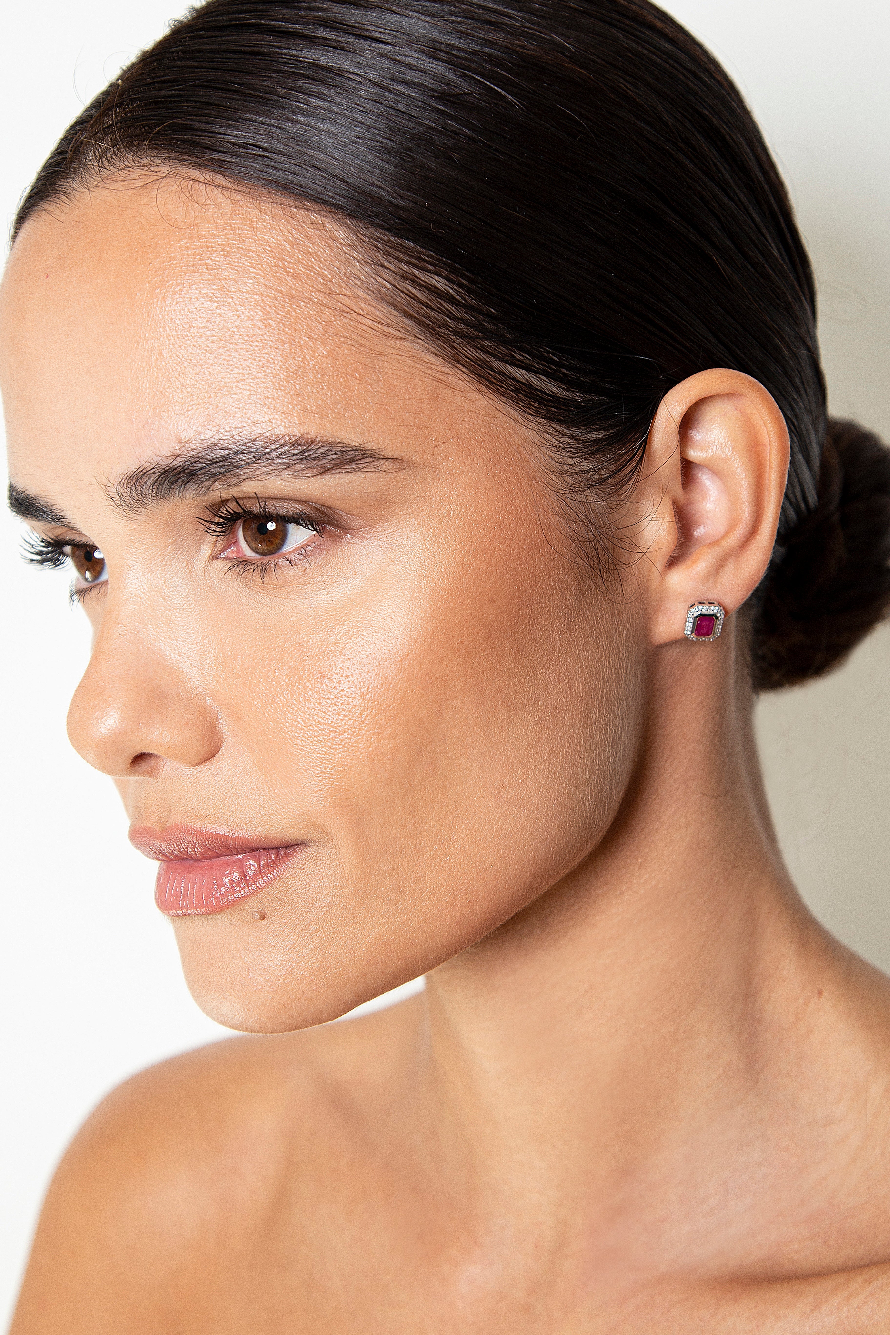 Aretes Studs Bezel Diamante Rubí Oro Blanco 14K 1.91 ct.