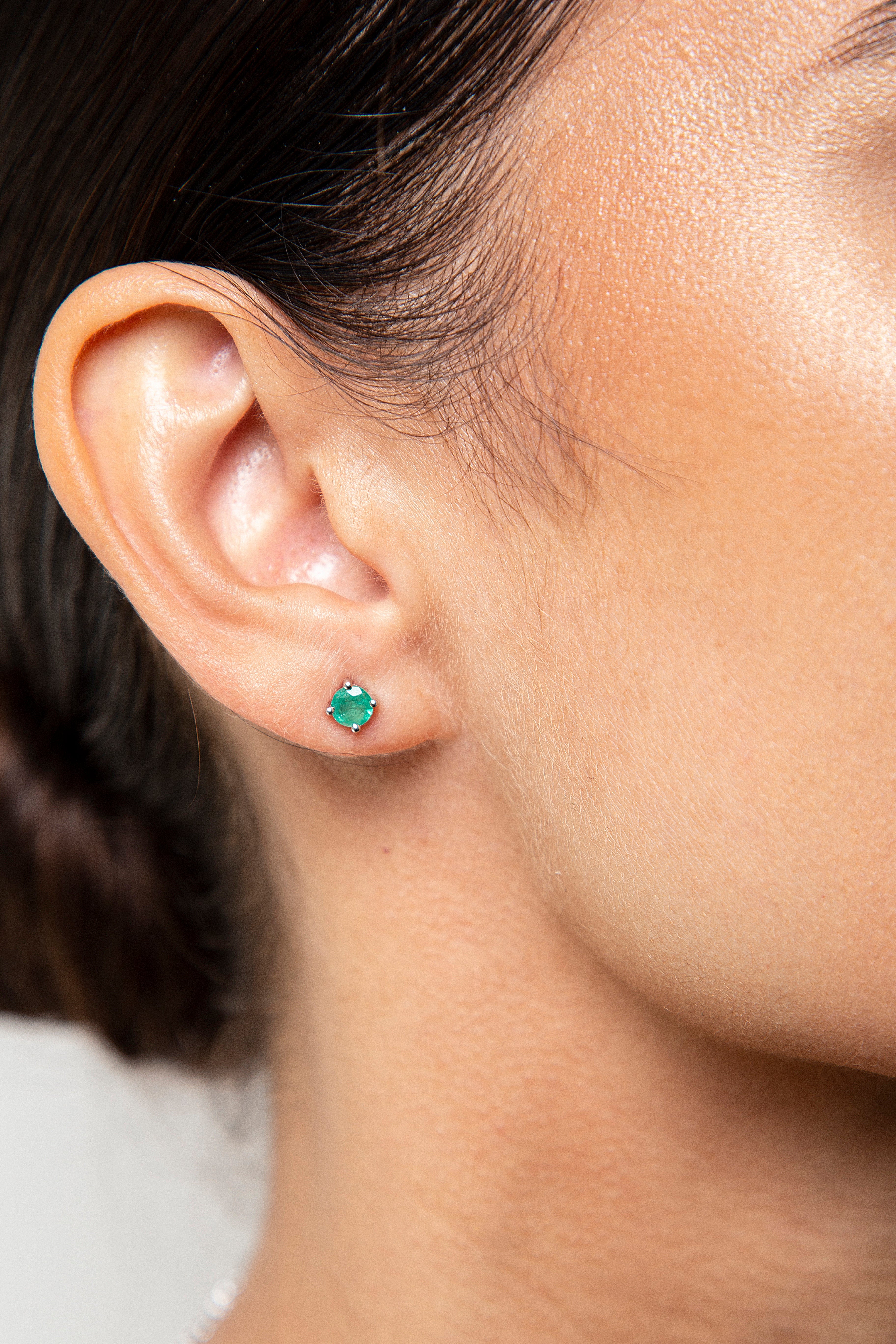 Aretes Studs Solitario Esmeralda Oro Blanco 14K 0.7 ct.