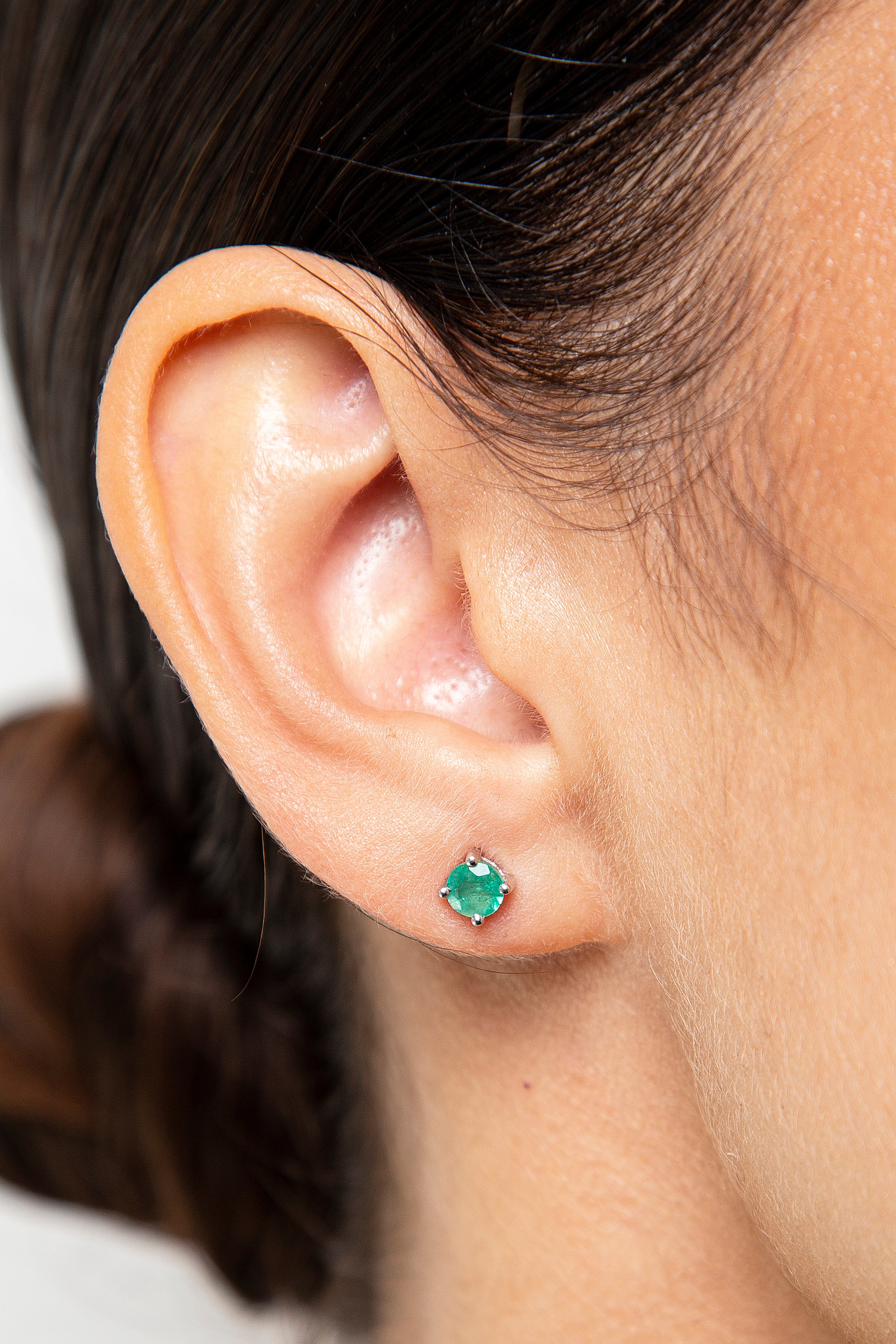 Aretes Studs Solitario Esmeralda Oro Blanco 14K 0.7 ct.