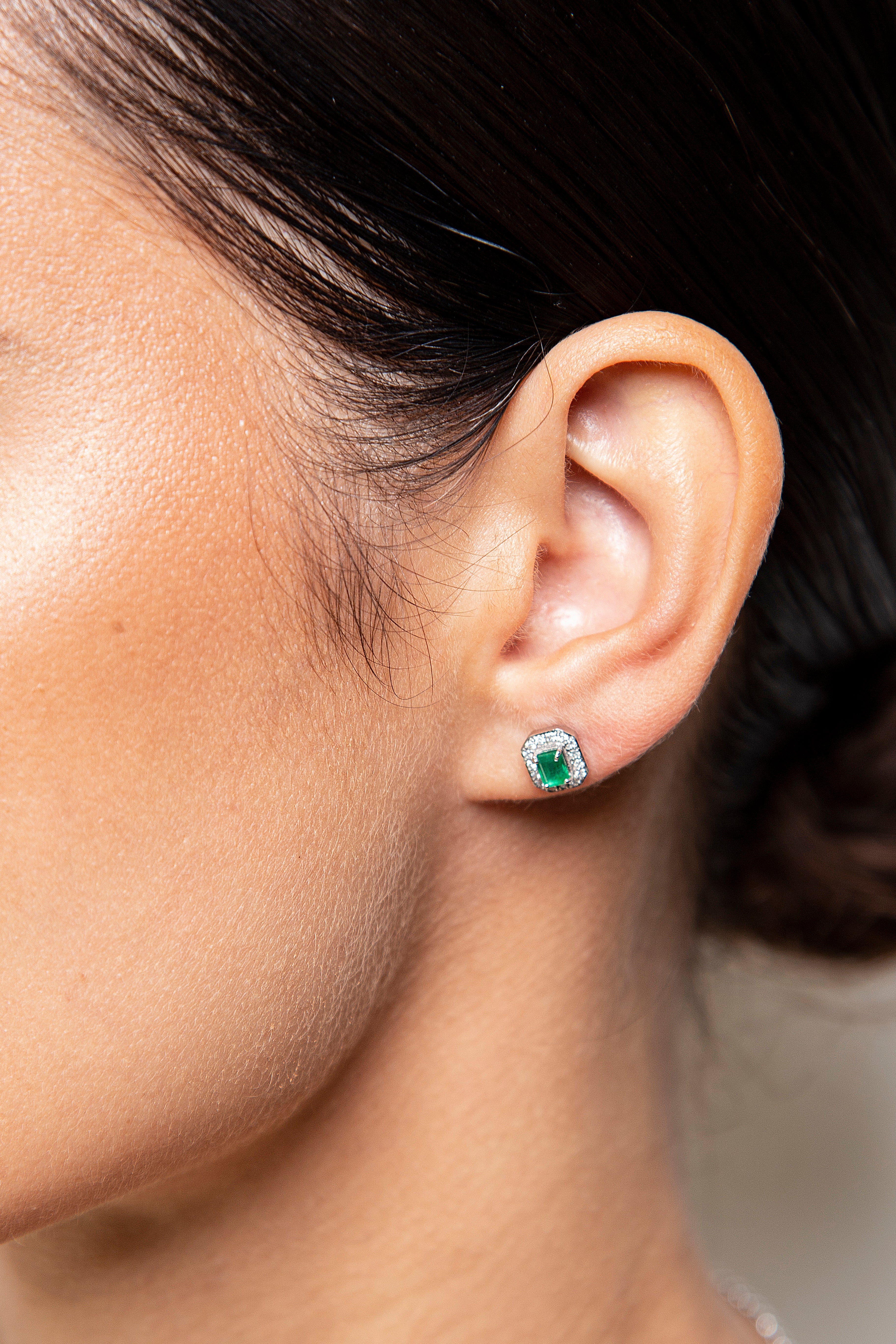 Aretes Studs Halo Diamante Esmeralda Oro Blanco 14K 0.81 ct.