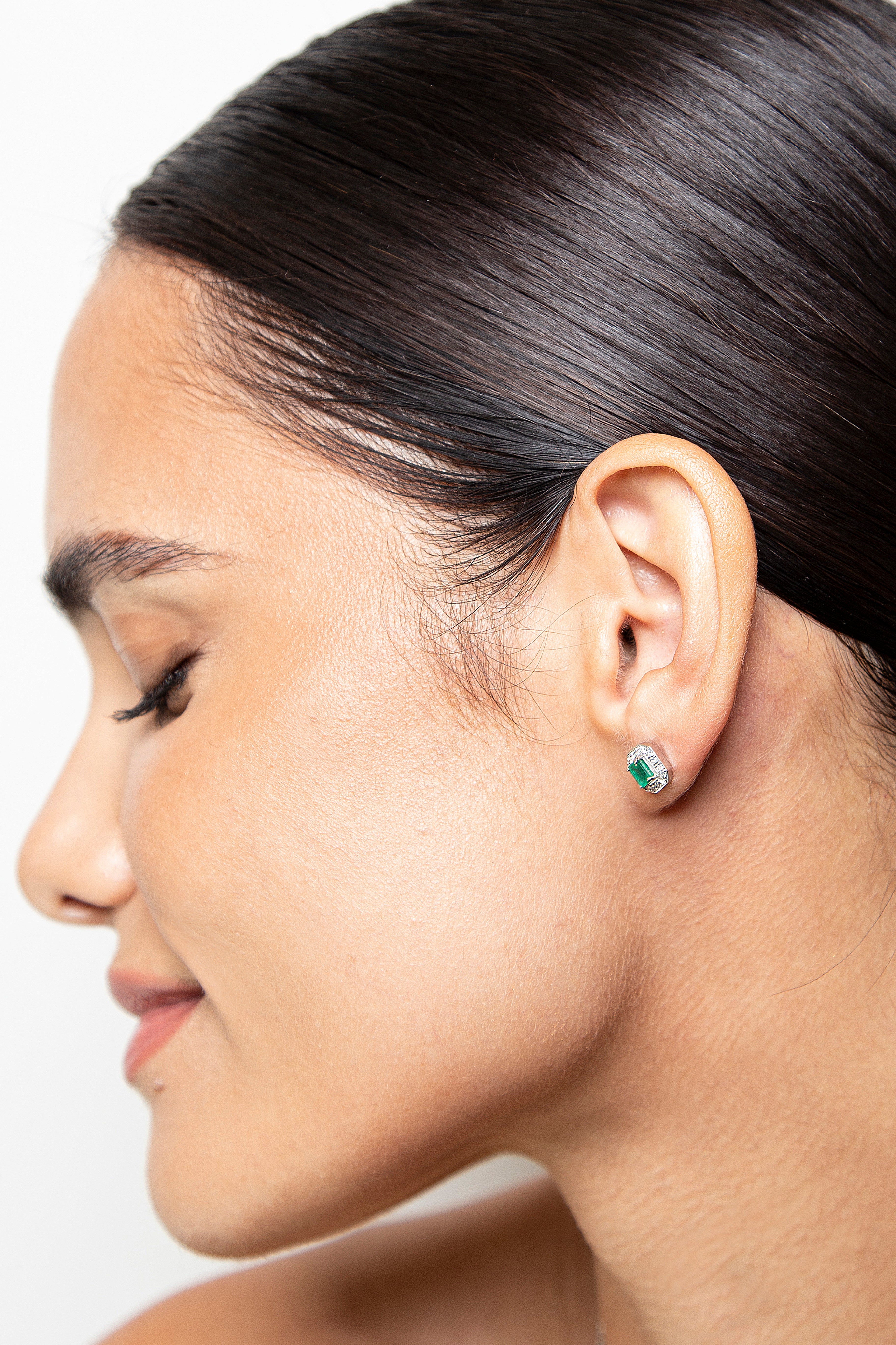 Aretes Studs Halo Diamante Esmeralda Oro Blanco 14K 0.81 ct.