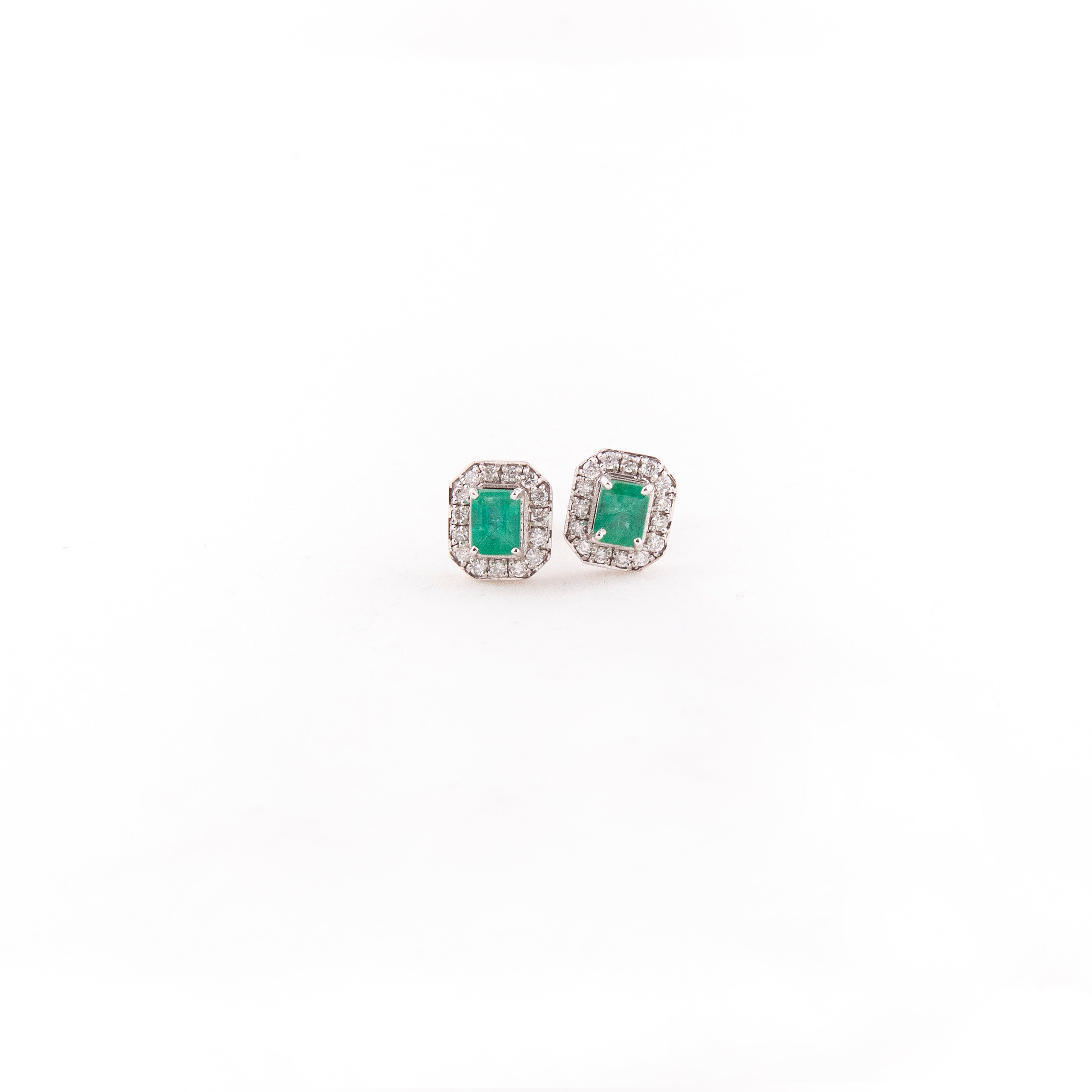 Aretes Studs Halo Diamante Esmeralda Oro Blanco 14K 0.81 ct.
