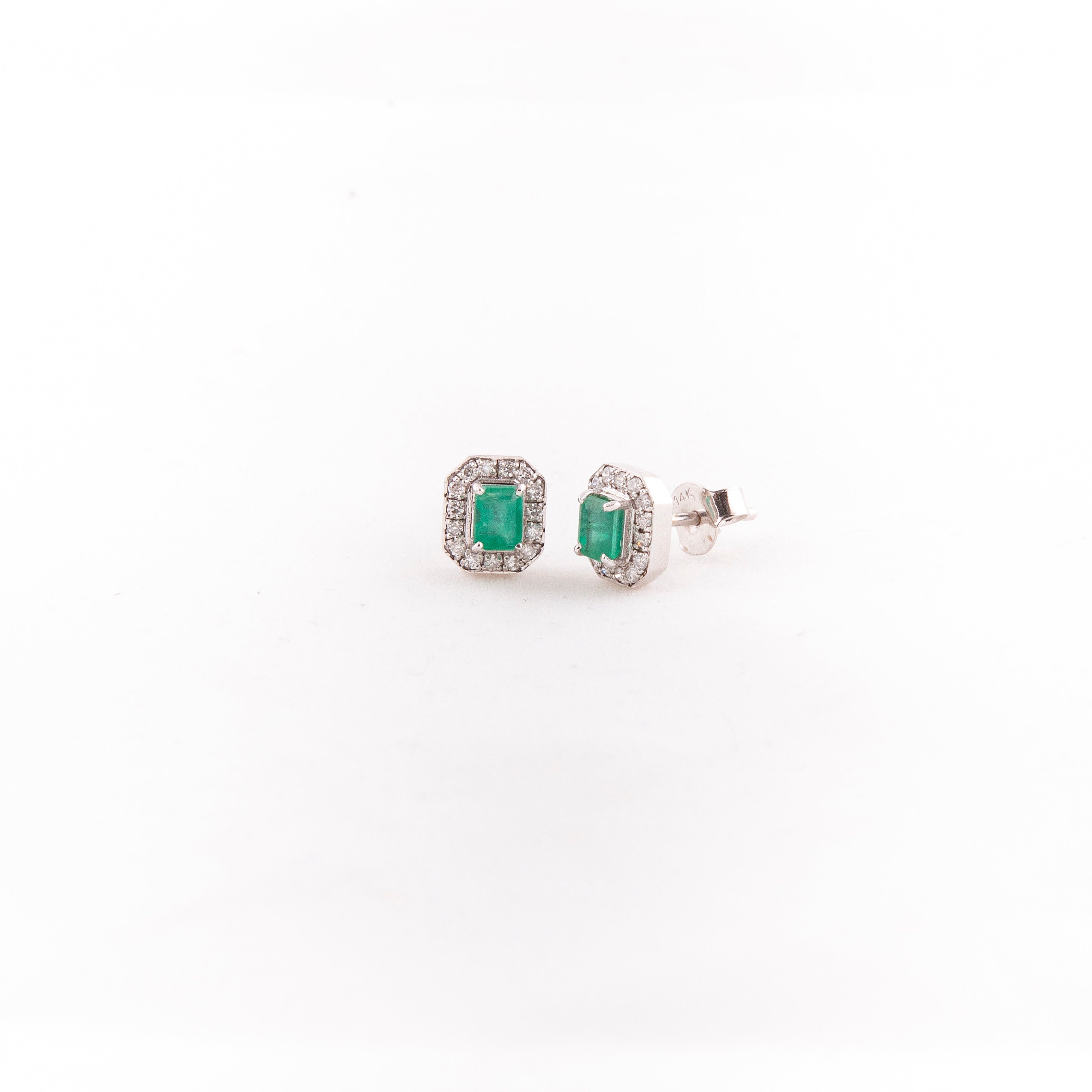 Aretes Studs Halo Diamante Esmeralda Oro Blanco 14K 0.81 ct.