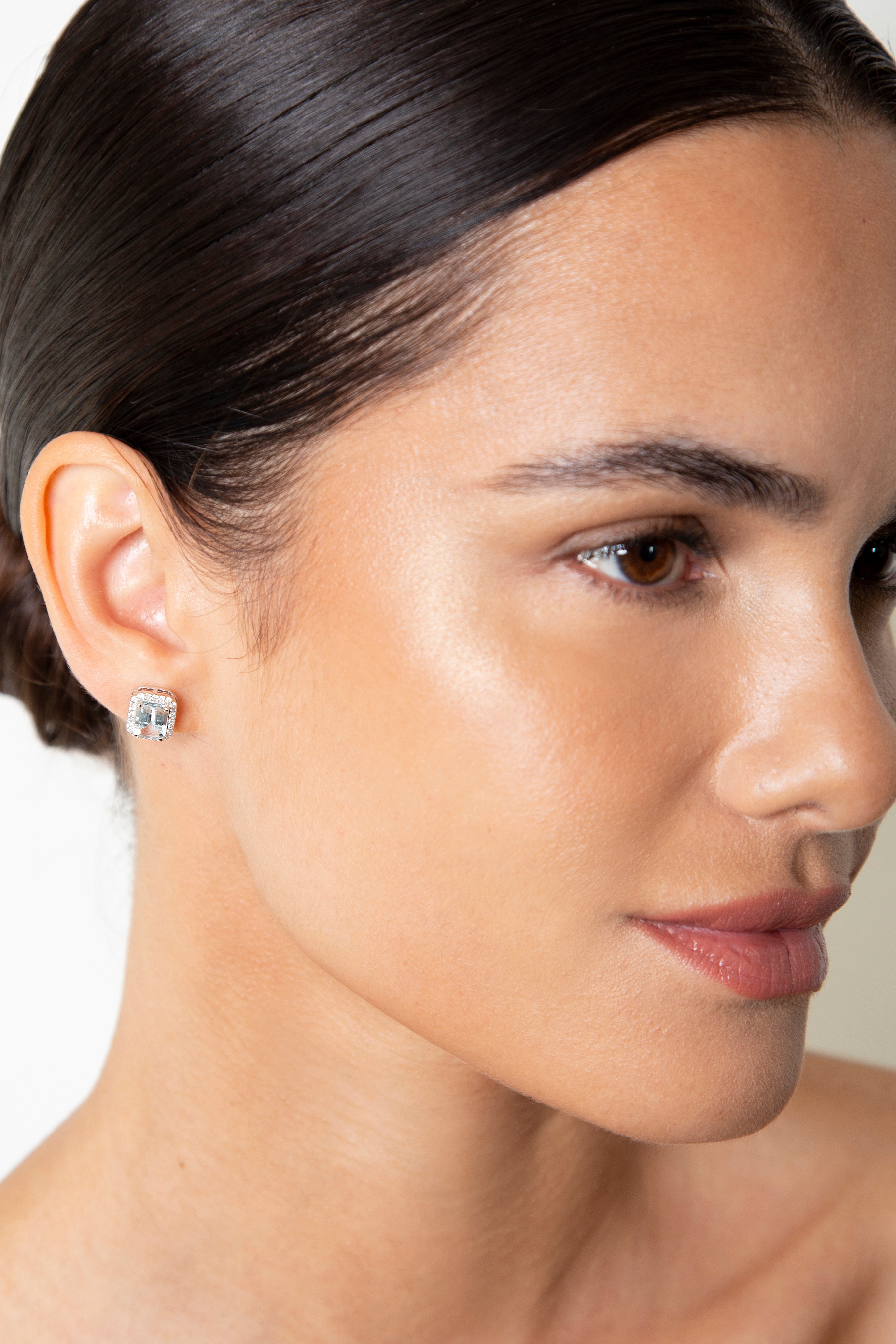 Aretes Studs Halo Diamante Aguamarina Oro Blanco 14K 1.73 ct.