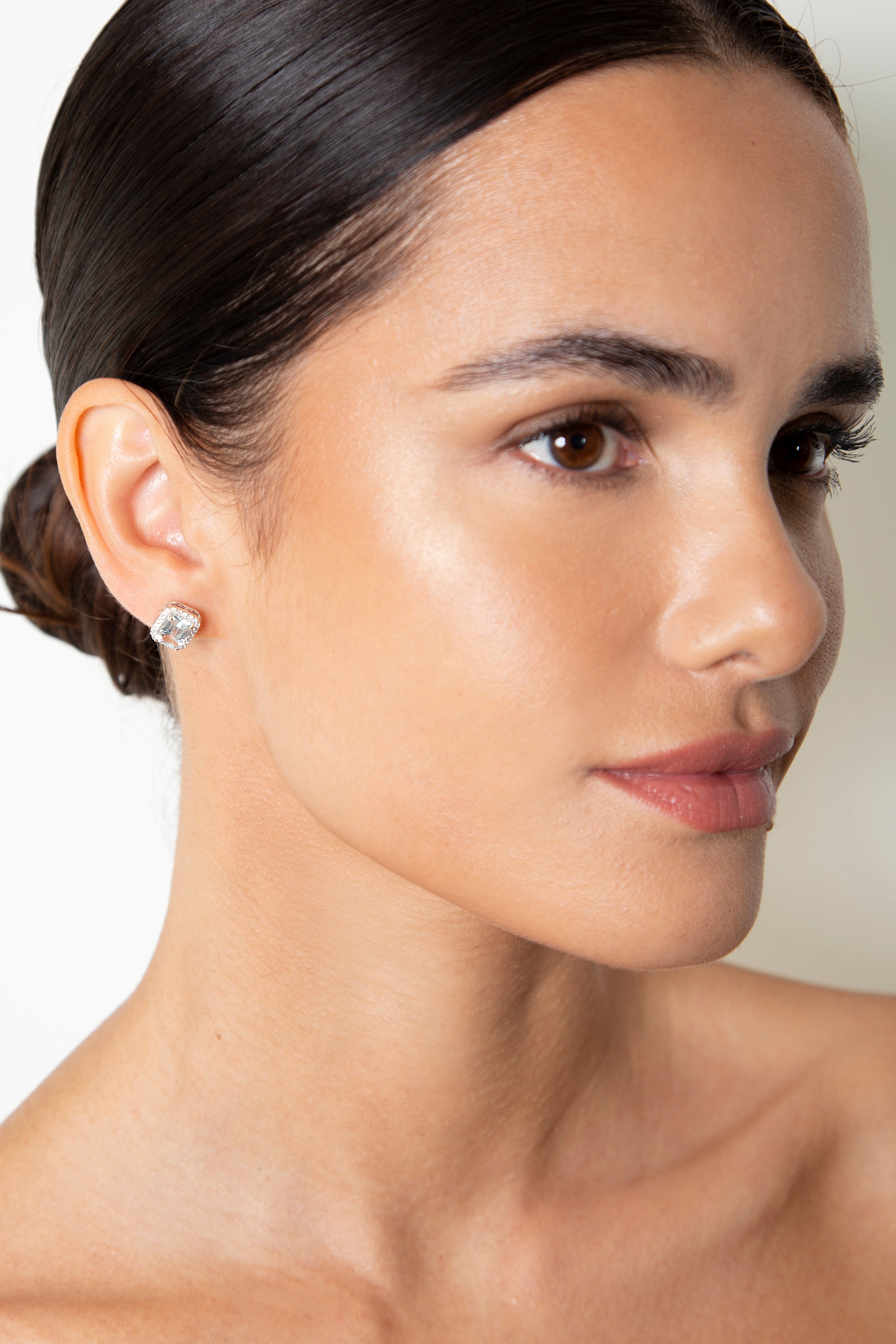 Aretes Studs Halo Diamante Aguamarina Oro Blanco 14K 1.73 ct.