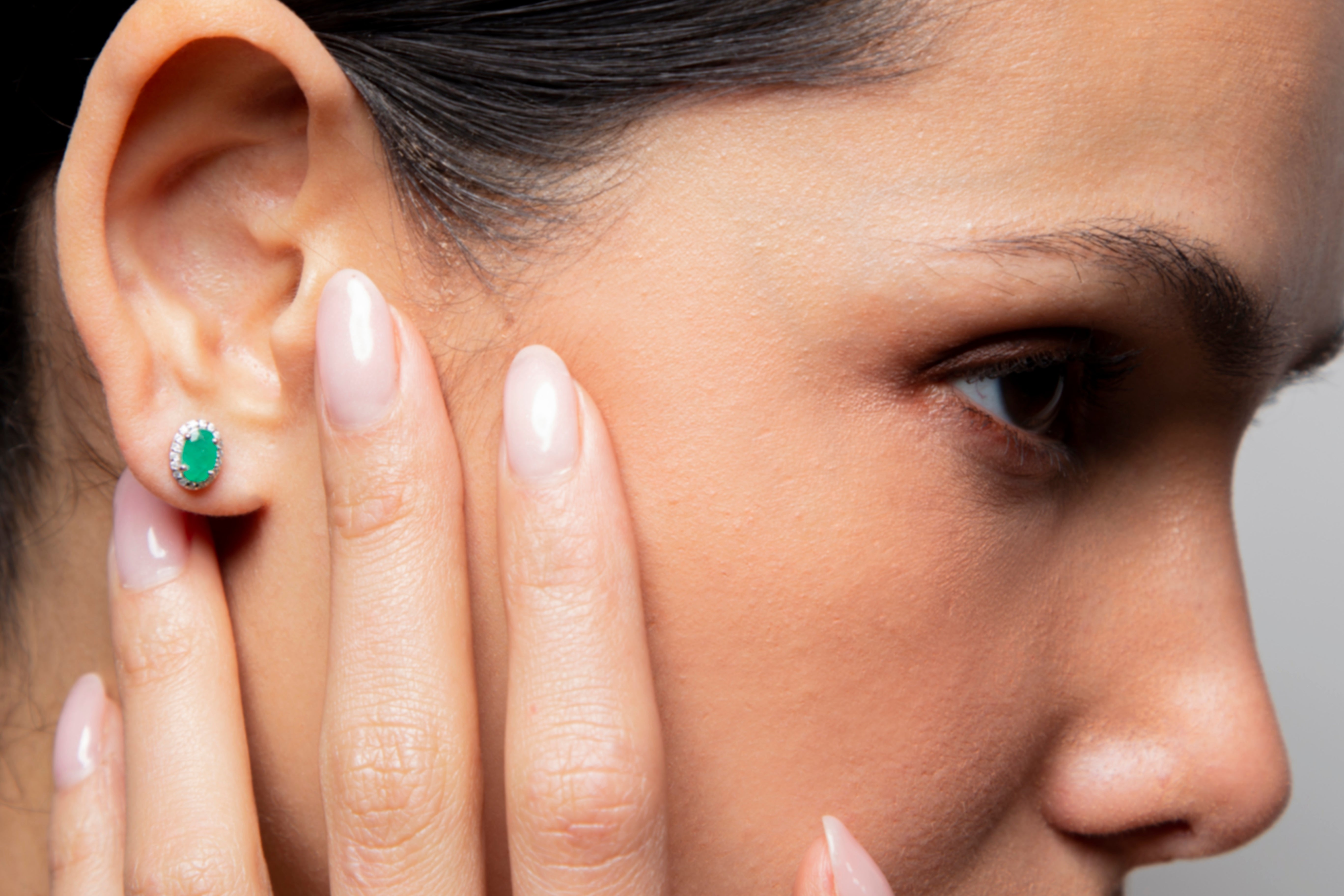 Aretes Studs Oval Diamante Esmeralda Oro Blanco 14K 1.01 ct.