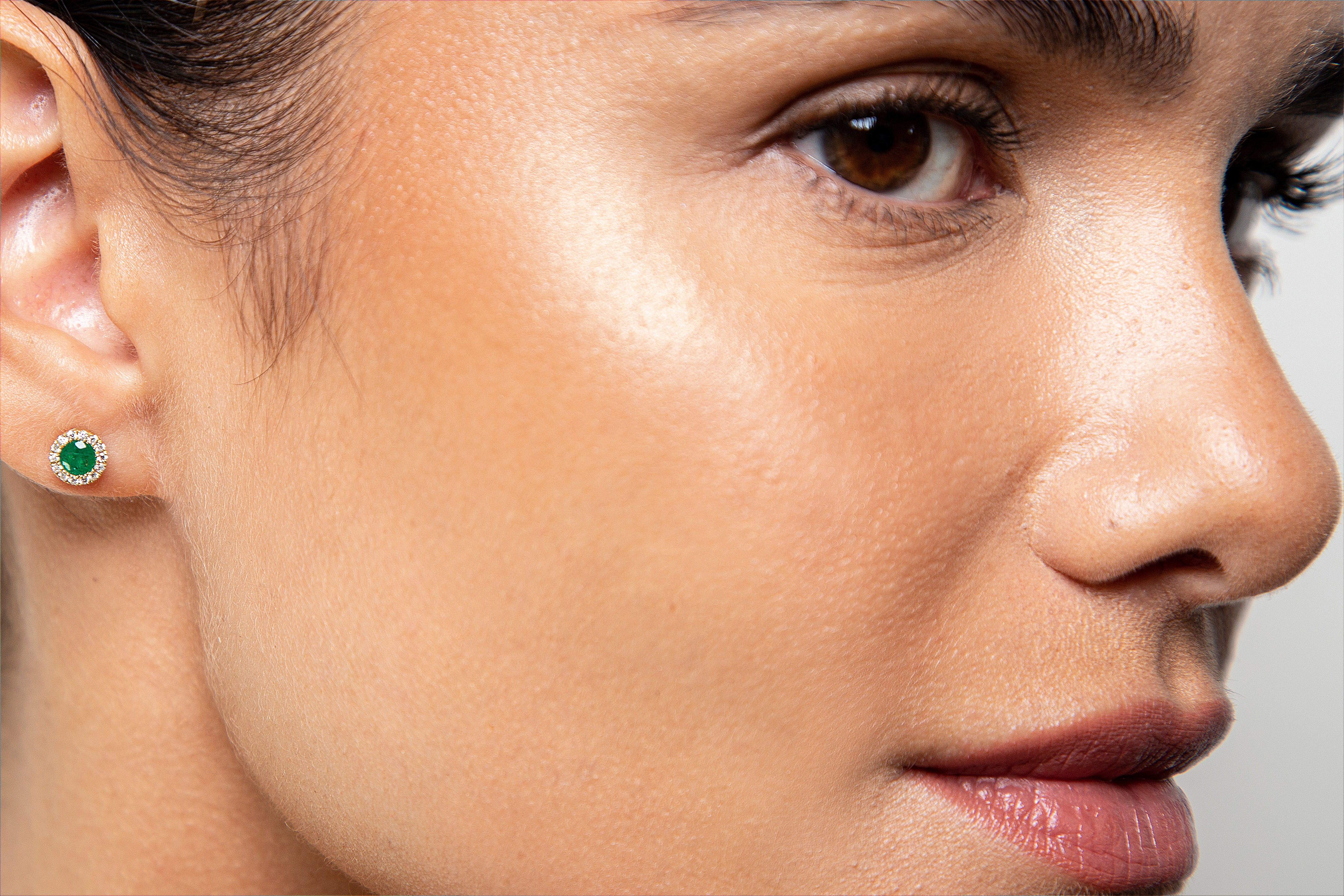 Aretes Studs Halo Diamante Esmeralda Oro Amarillo 14K 0.7 ct.