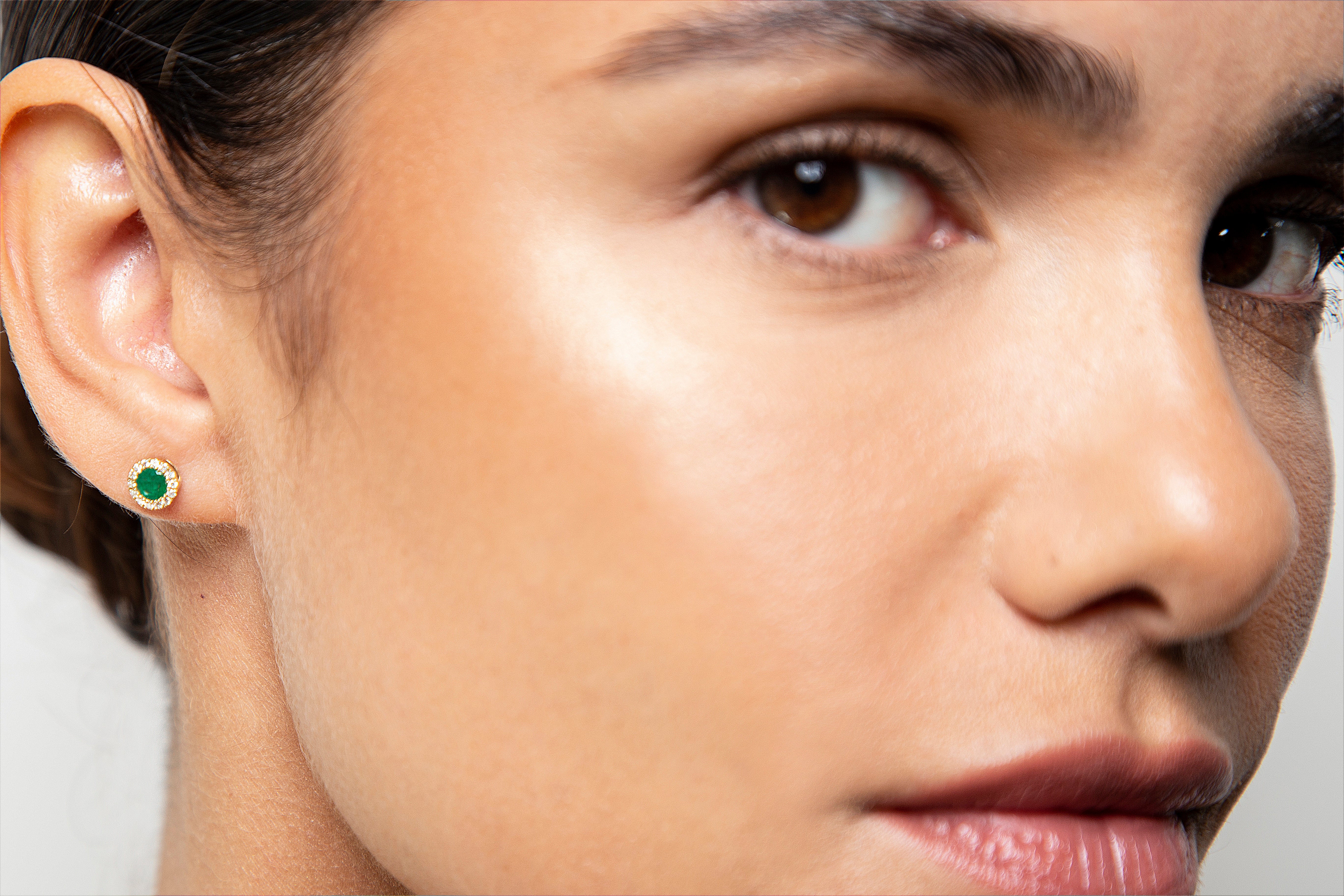 Aretes Studs Halo Diamante Esmeralda Oro Amarillo 14K 0.7 ct.