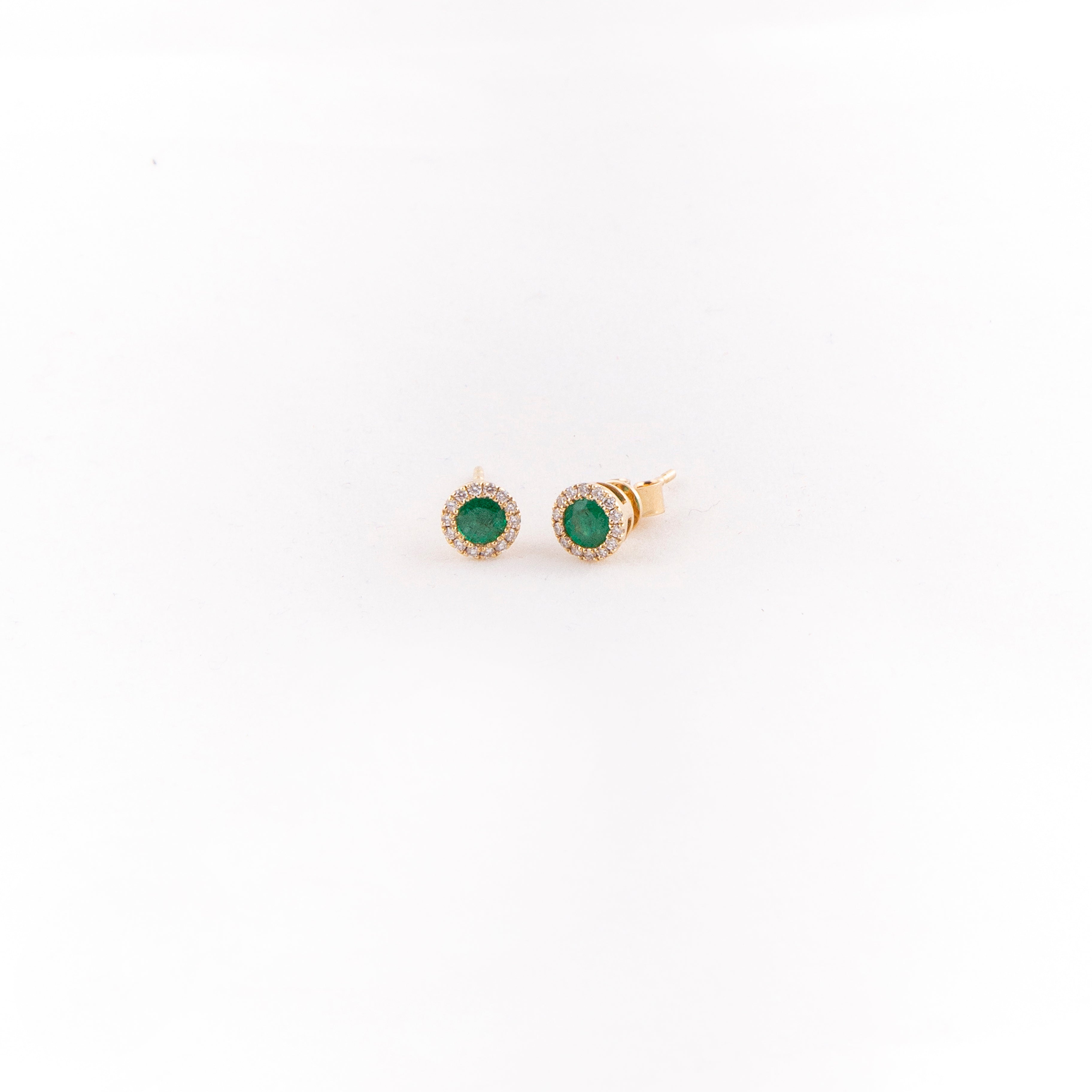 Aretes Studs Halo Diamante Esmeralda Oro Amarillo 14K 0.7 ct.
