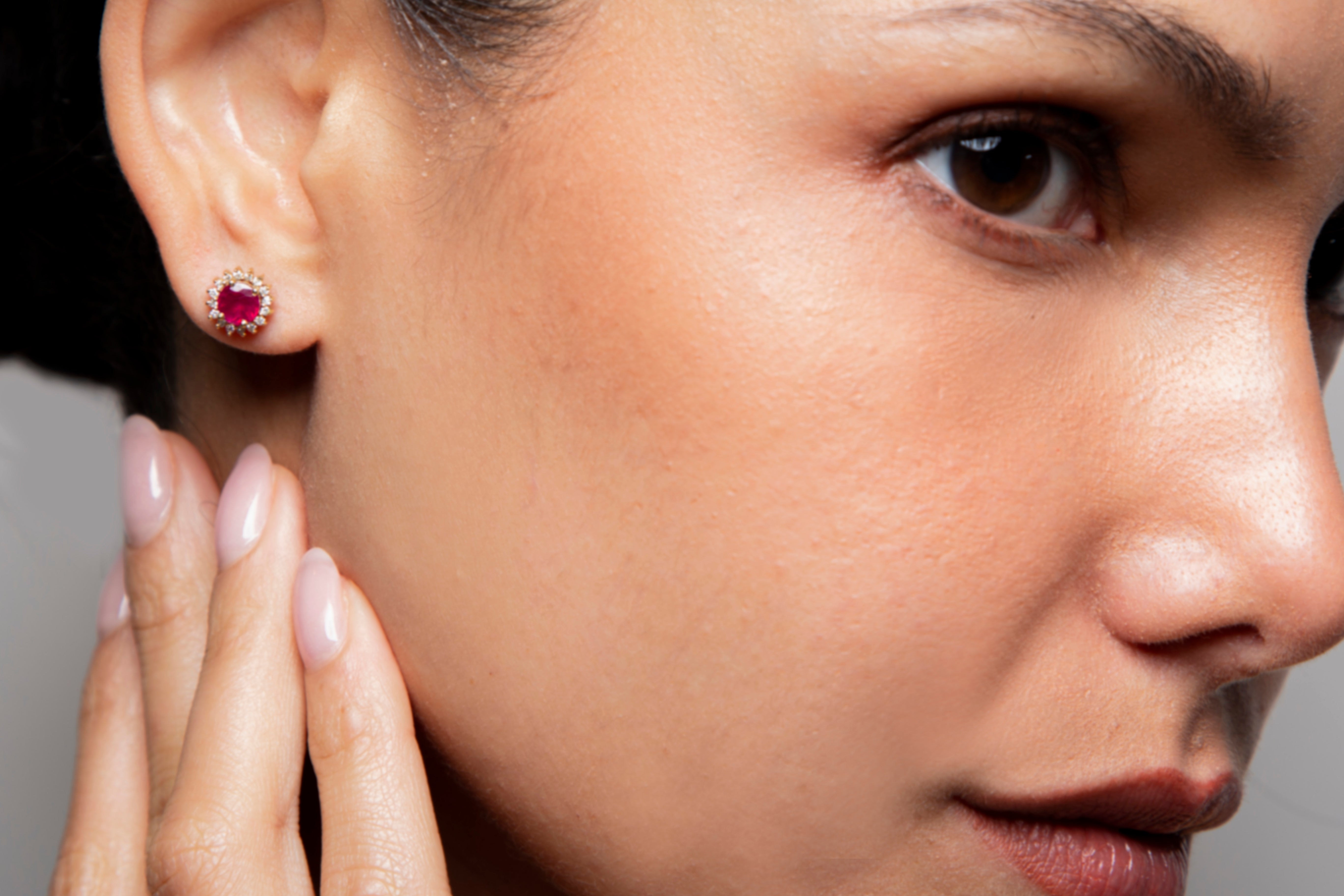 Aretes Studs Halo Diamante Rubí Oro Amarillo 14K 1.7 ct.