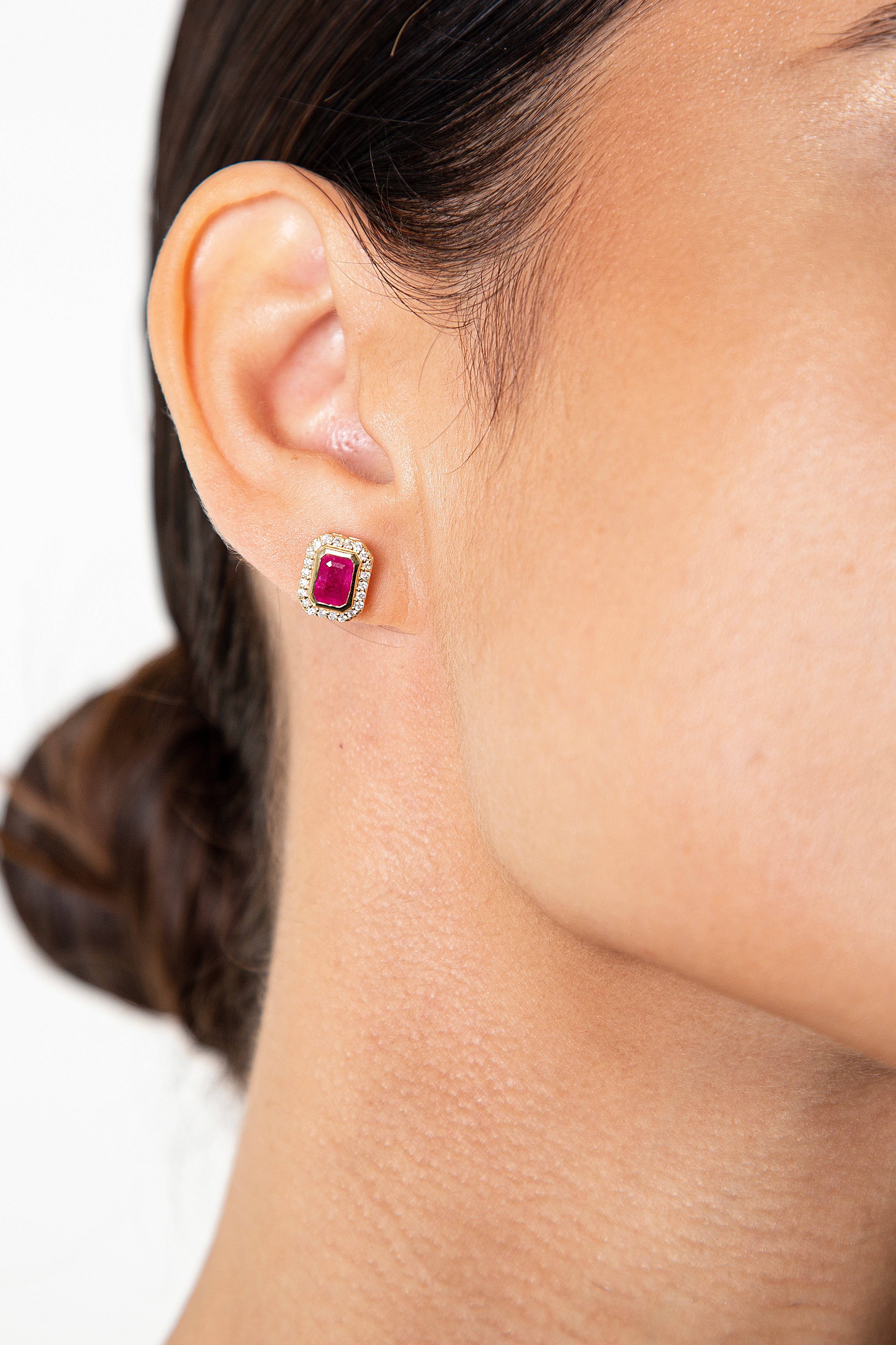 Aretes Studs Bezel Diamante Rubí Oro Amarillo 14K 1.77 ct.