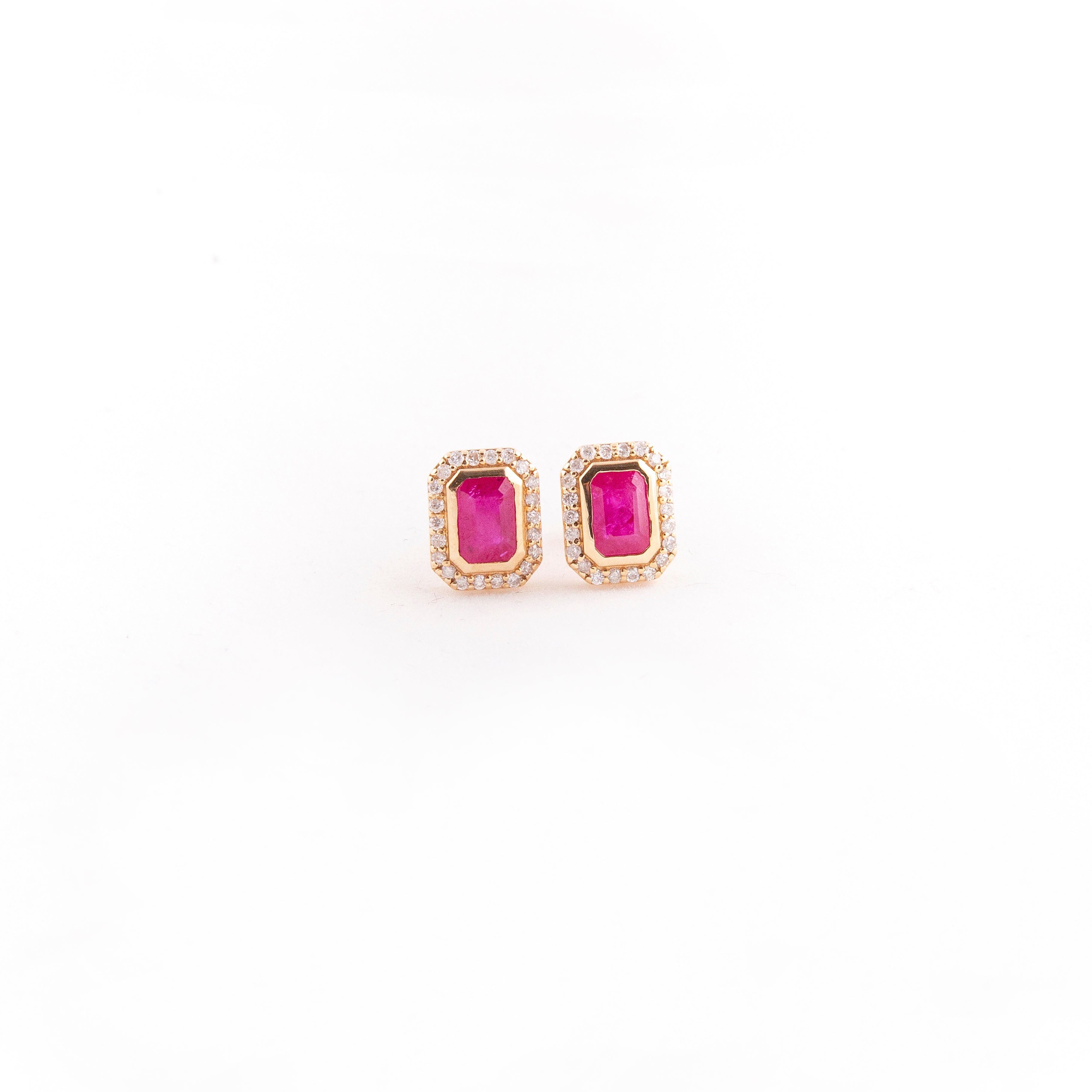 Aretes Studs Bezel Diamante Rubí Oro Amarillo 14K 1.77 ct.