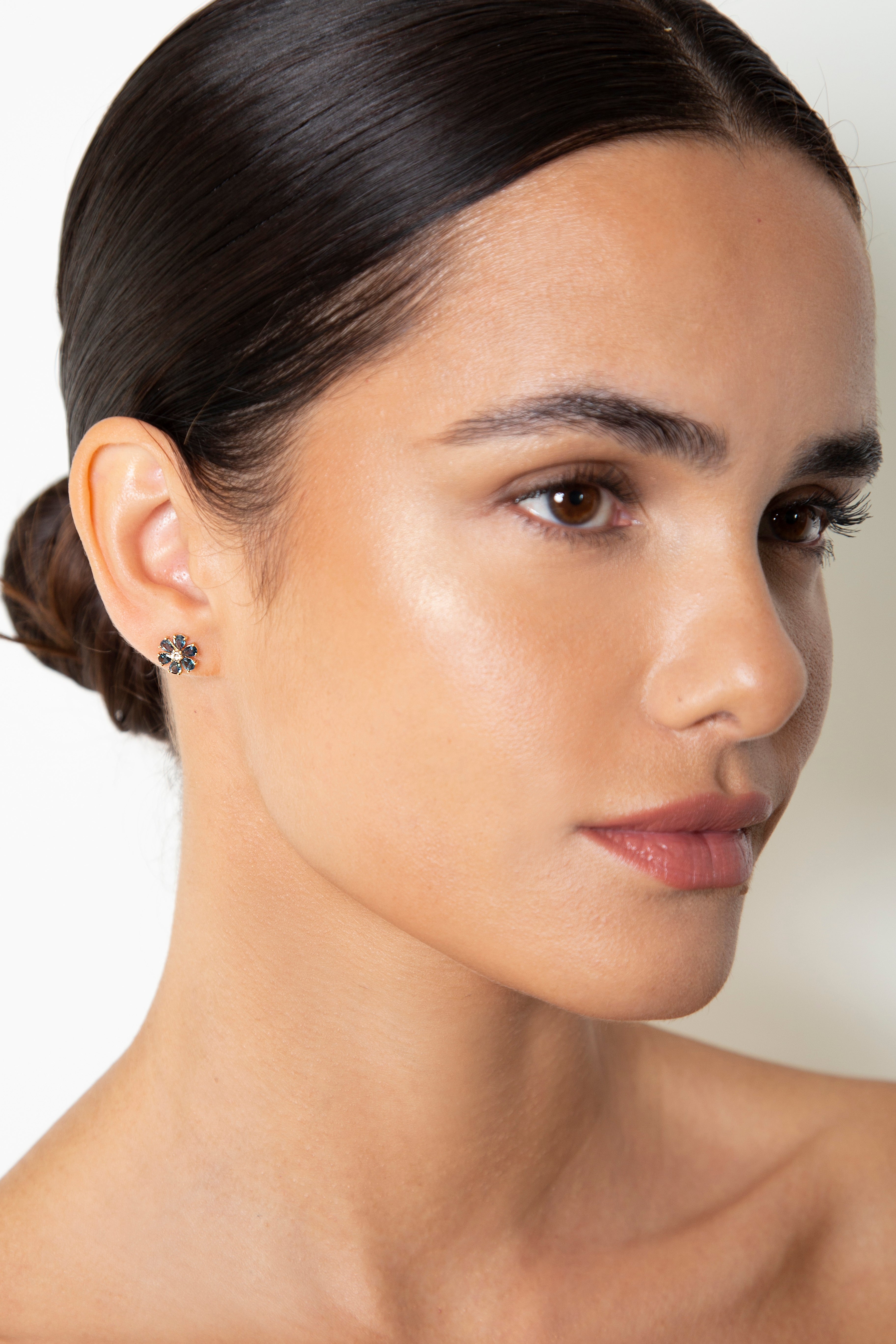 Aretes Studs Flor Diamante Zafiro Oro Amarillo 14K 0.4 ct.