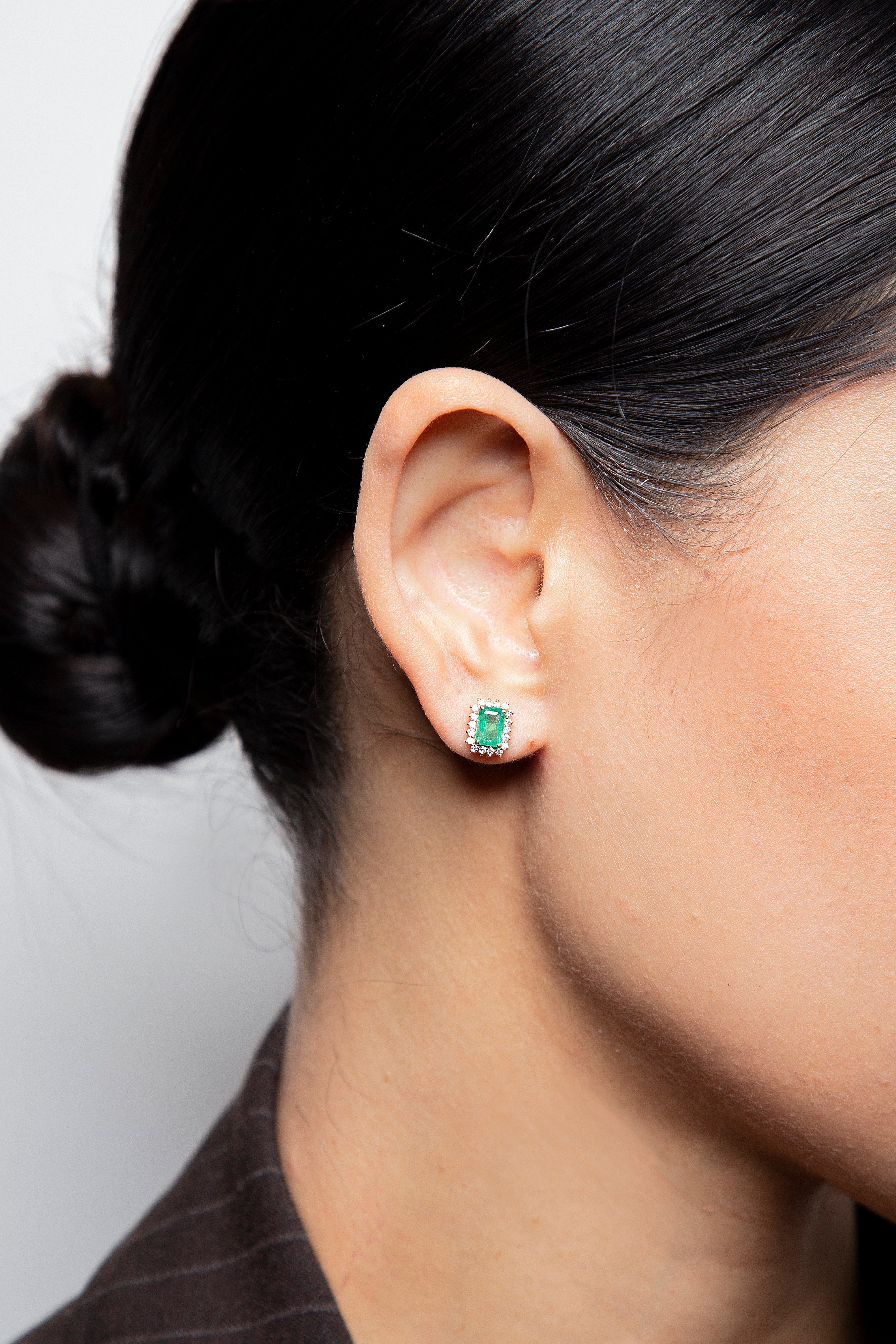 Aretes Studs Halo Diamante Esmeralda Oro Amarillo 14K 1.47 ct.