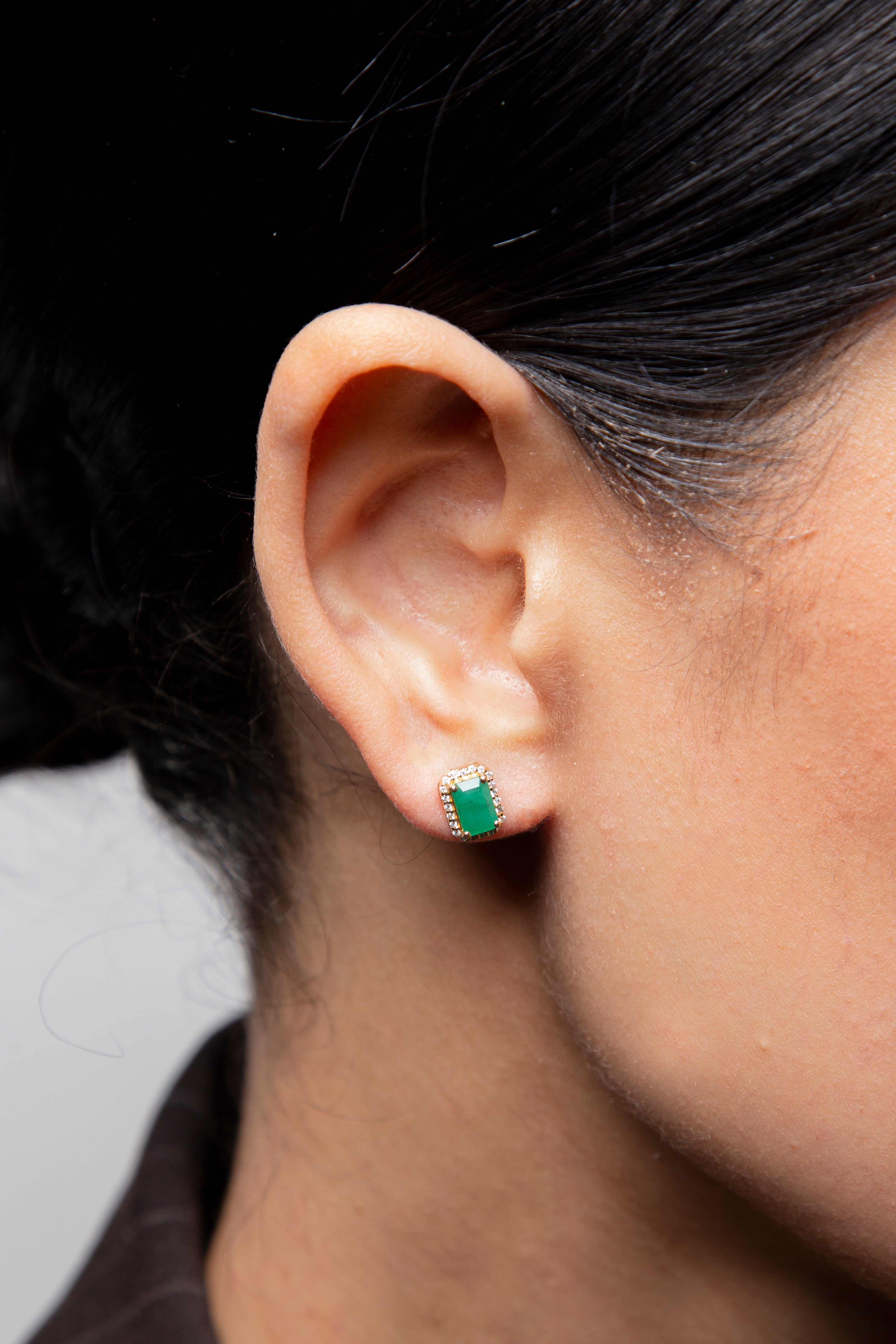 Aretes Studs Halo Diamante Esmeralda Oro Amarillo 14K ct.