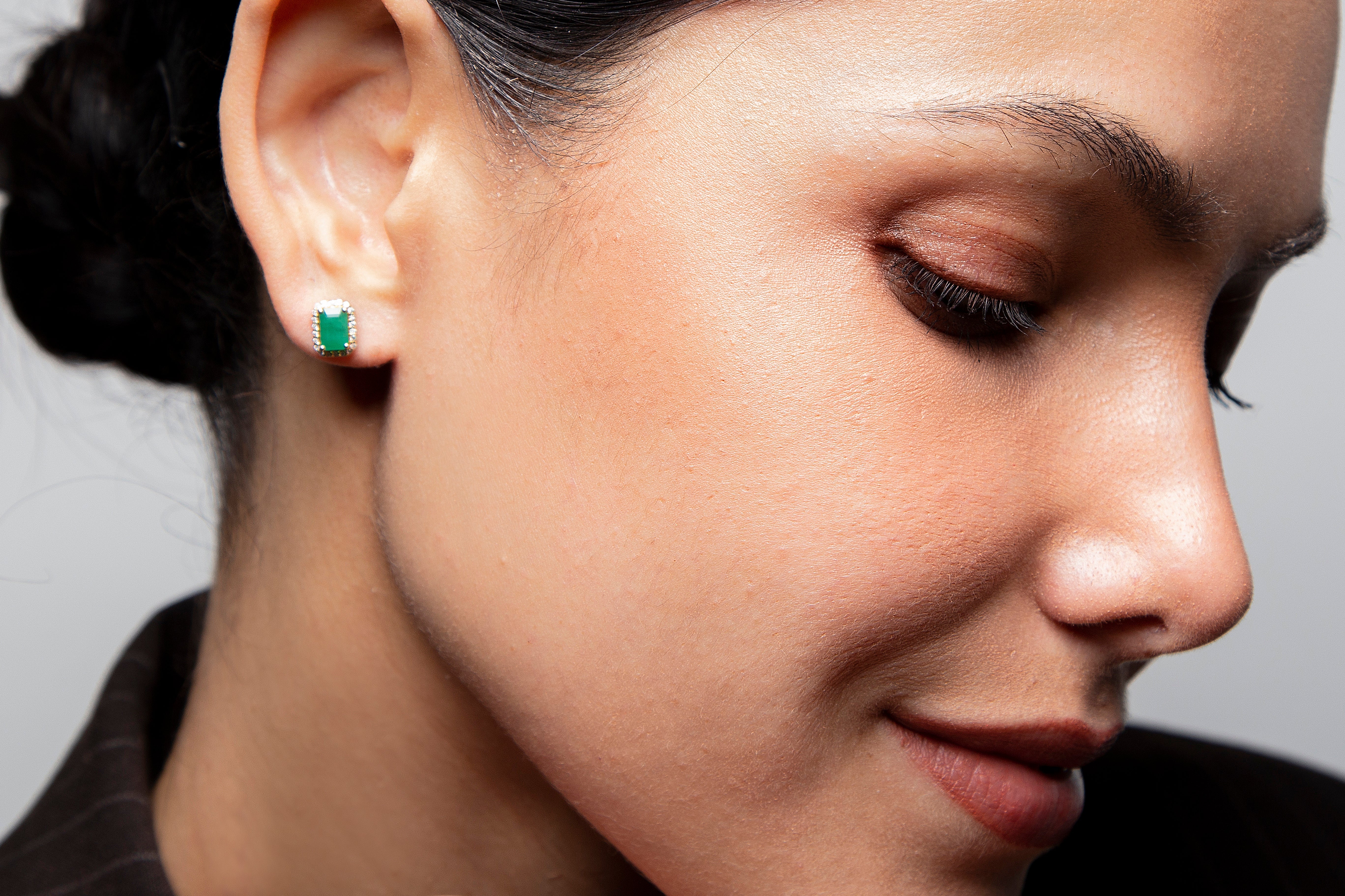 Aretes Studs Halo Diamante Esmeralda Oro Amarillo 14K ct.
