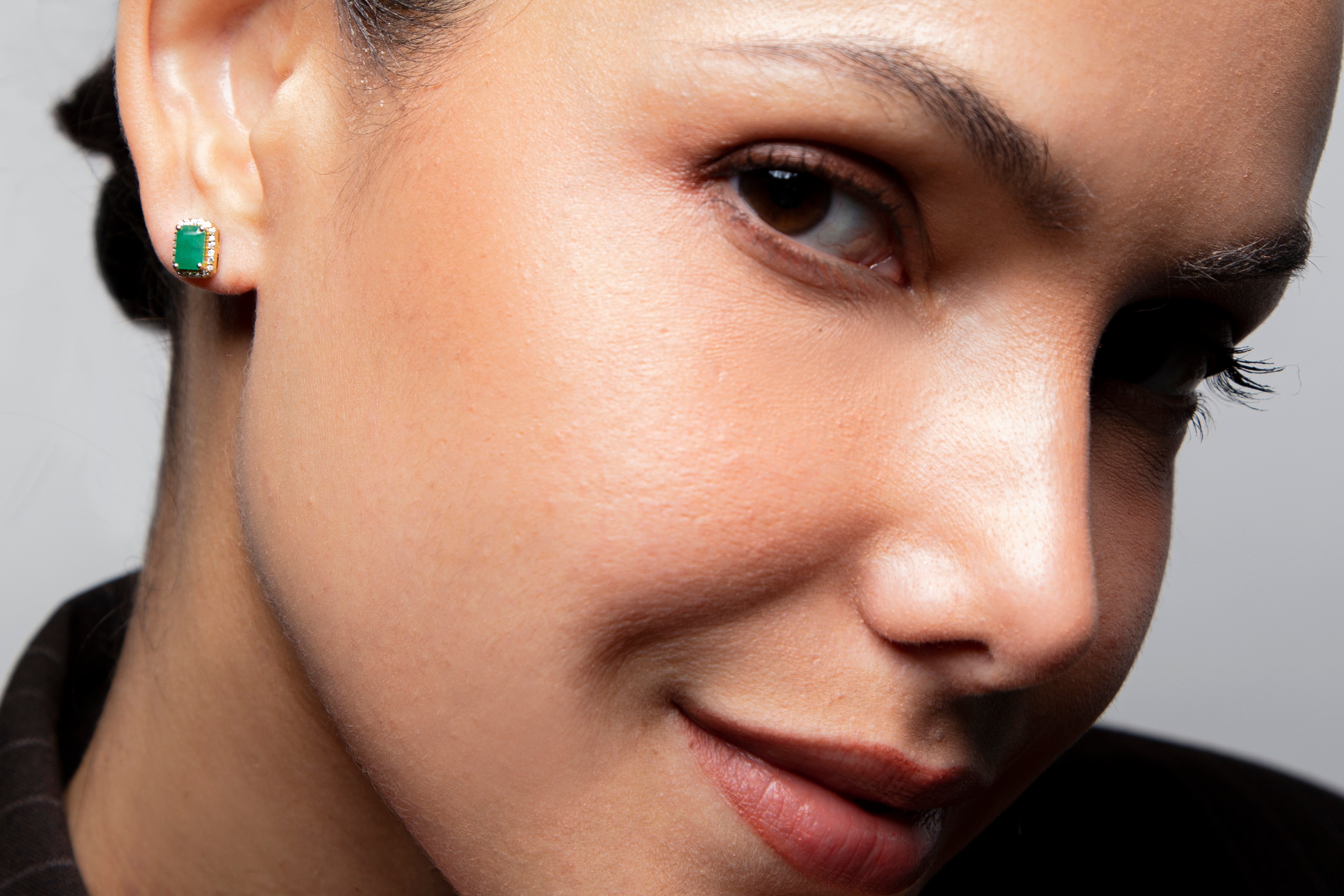 Aretes Studs Halo Diamante Esmeralda Oro Amarillo 14K ct.