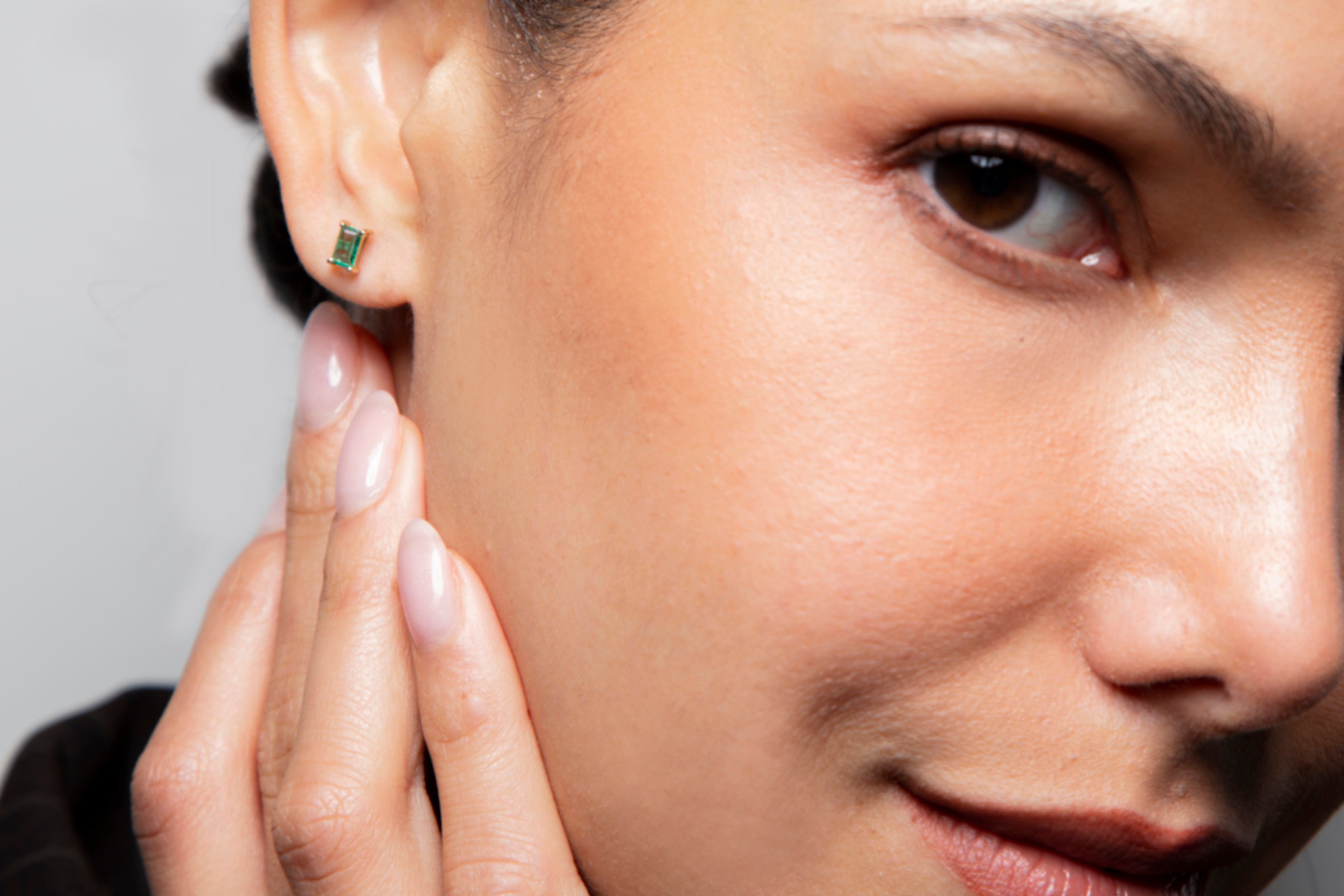 Aretes Studs Solitario Esmeralda Oro Amarillo 14K 0.6 ct.