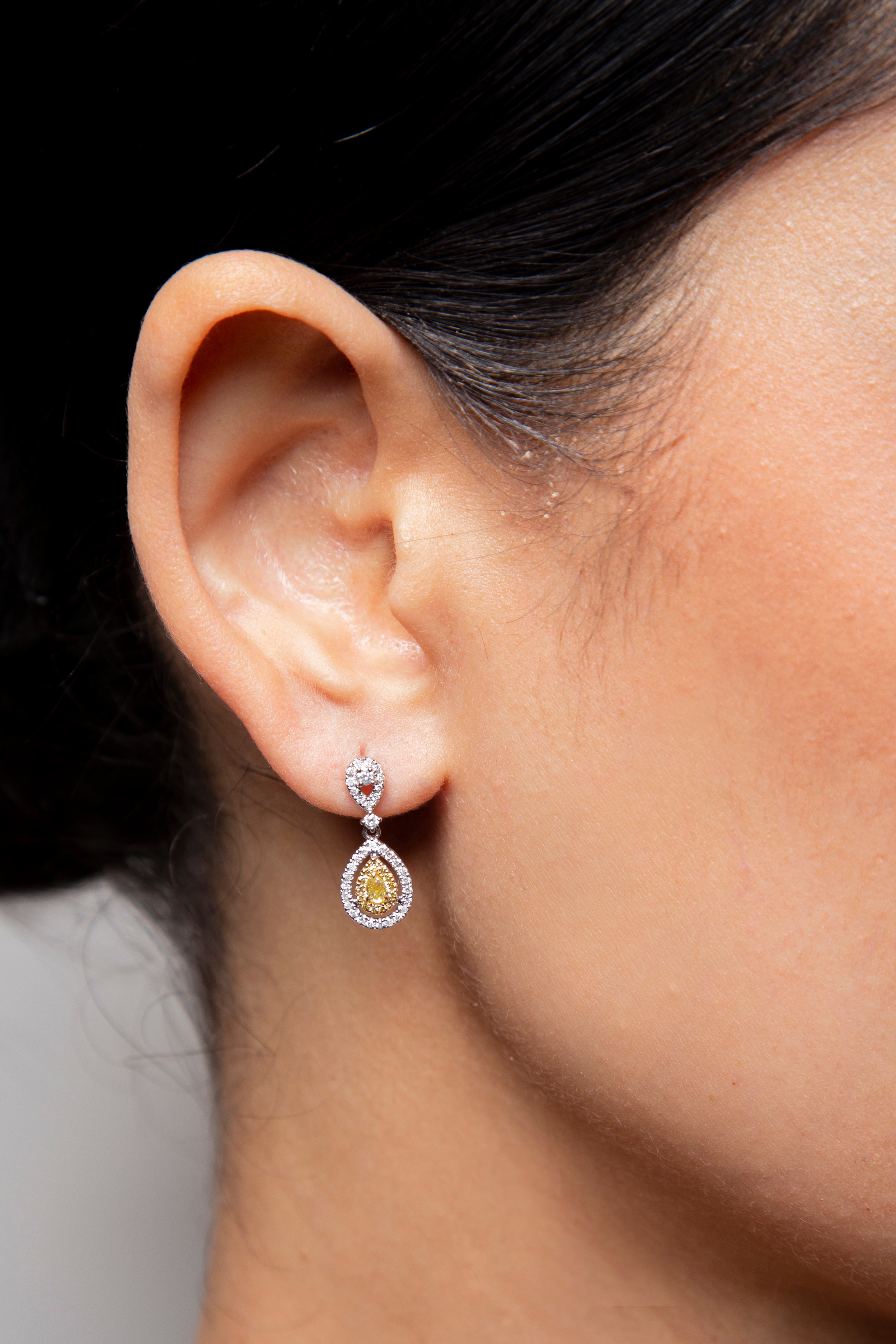 Aretes Largos Diamante Fancy Diamond Oro Blanco 18K 0.6 ct.