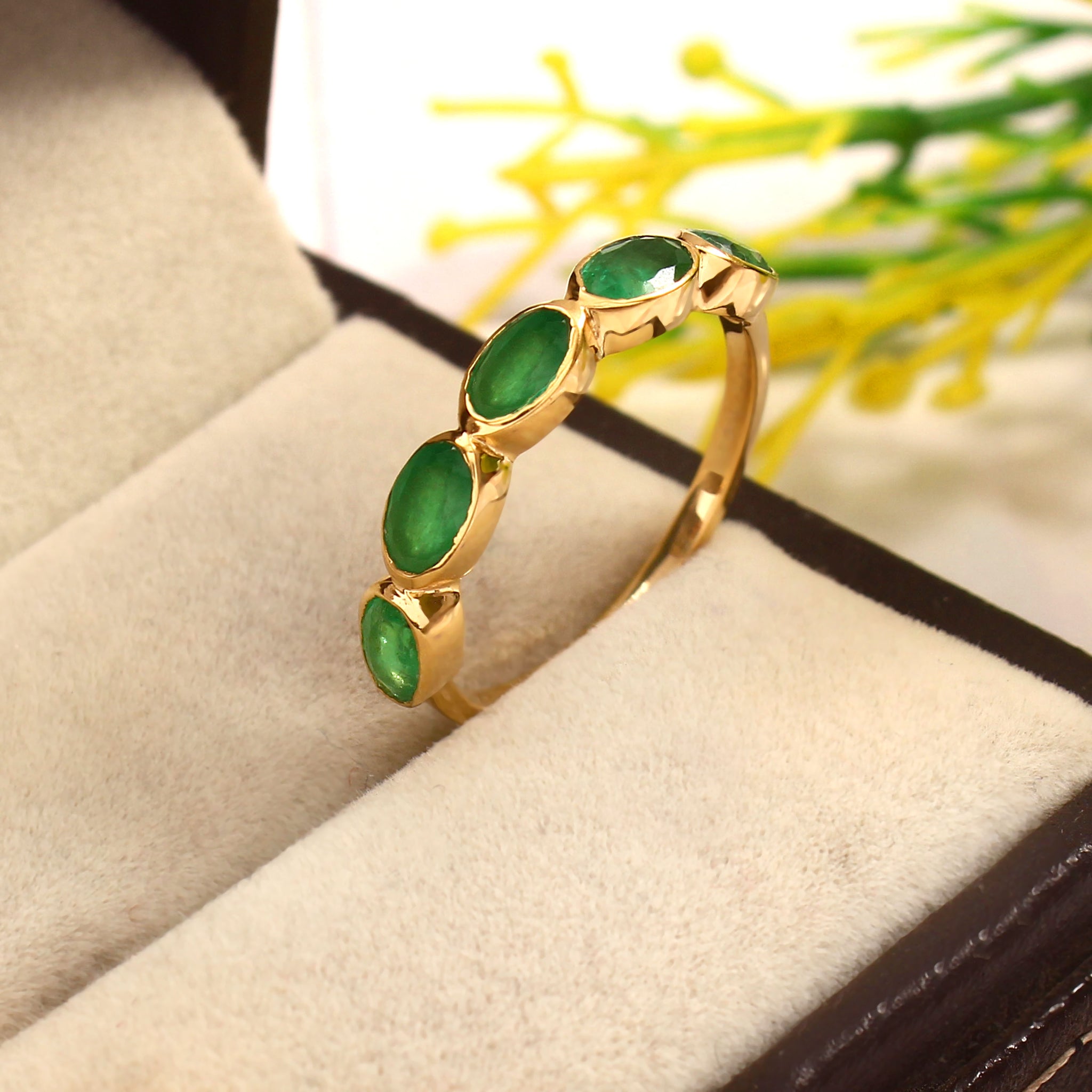 Anillo De Bisel En Oro Amarillo De 14K Con Esmeralda 1.6 Ct