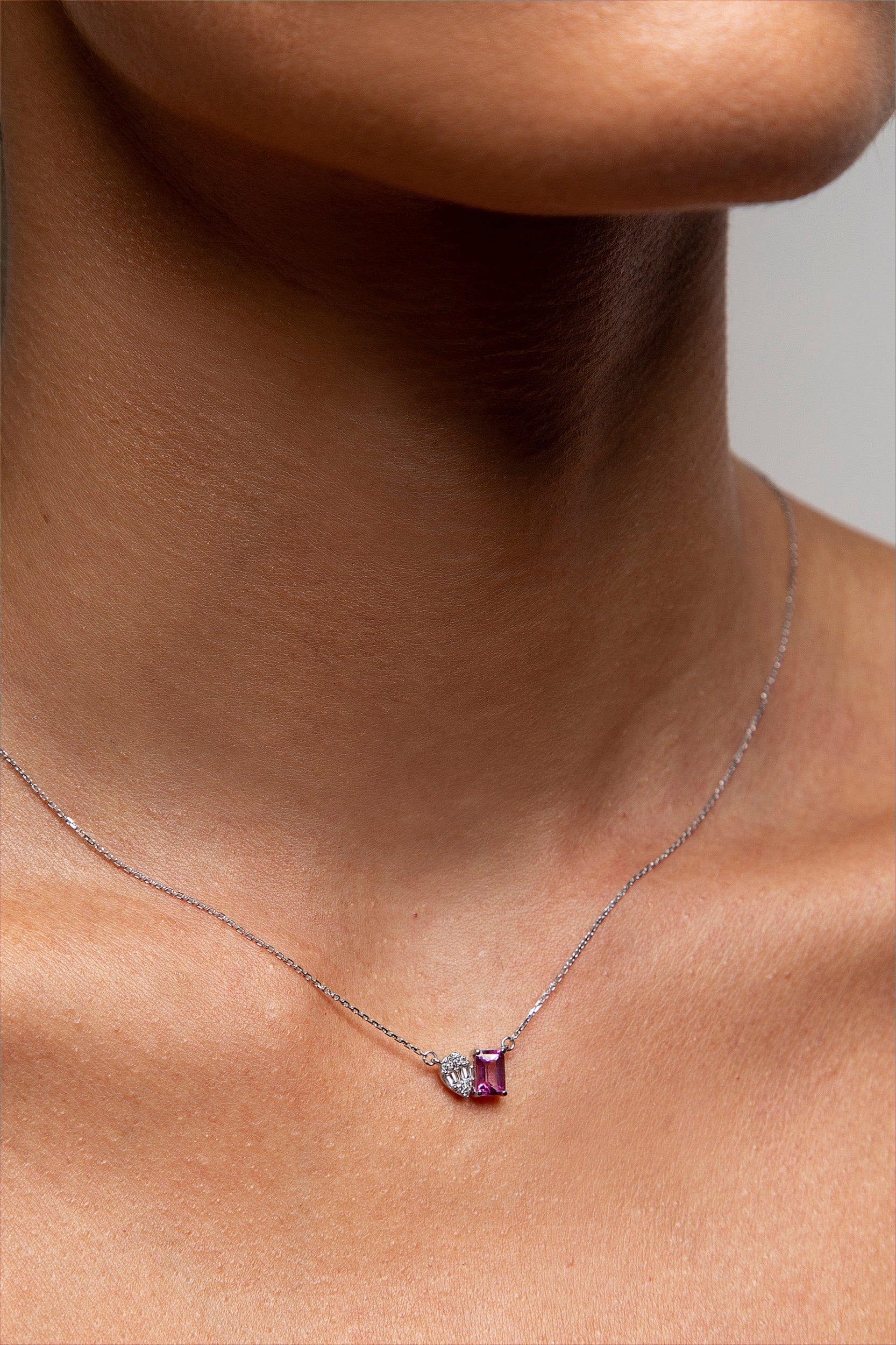 Collar Dije Diamante Zafiro Rosa Oro Blanco 14K 0.84 ct.