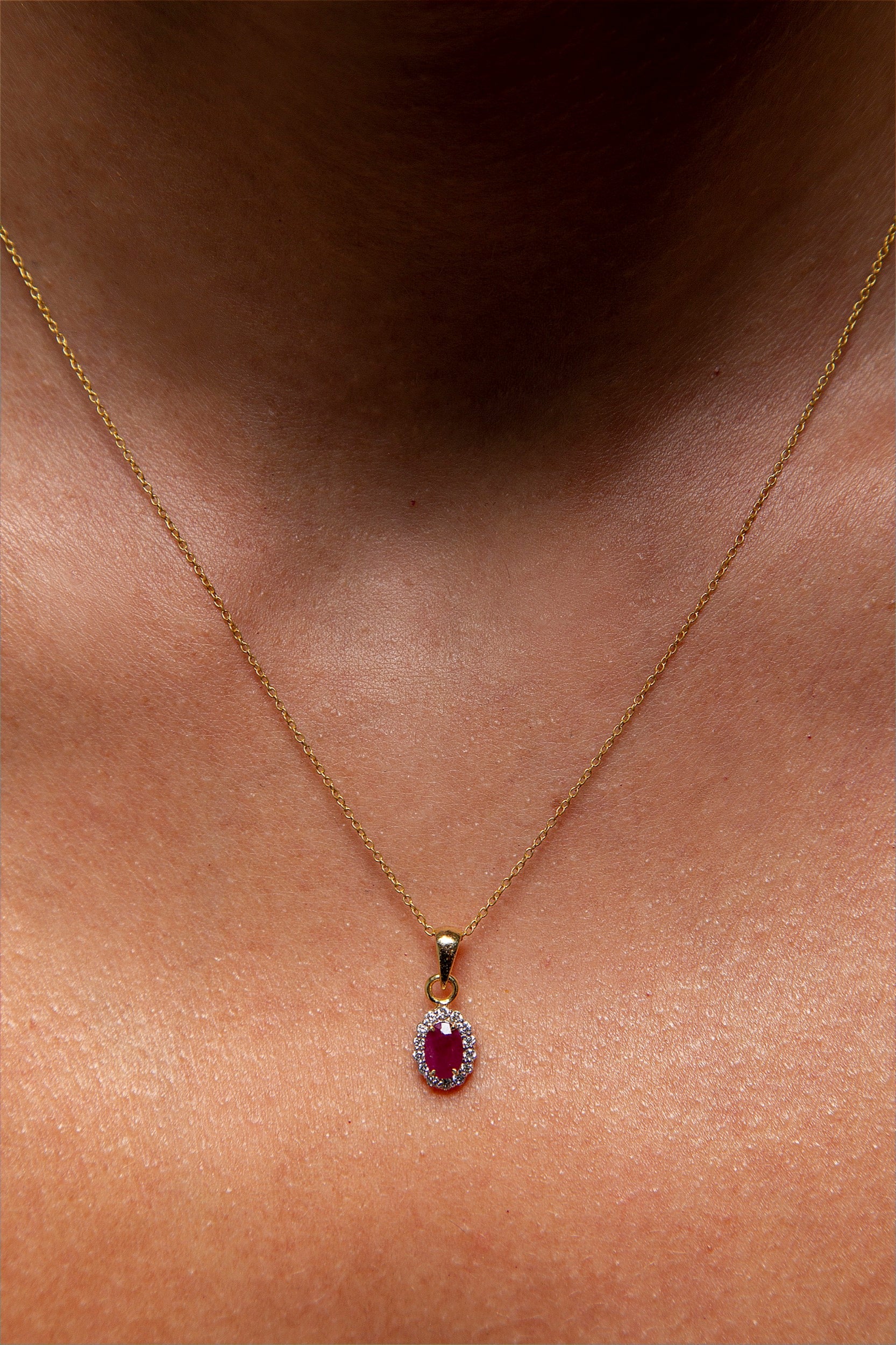 Collar Dije Halo Diamante Rubí Oro Amarillo 14K 0.72 ct.
