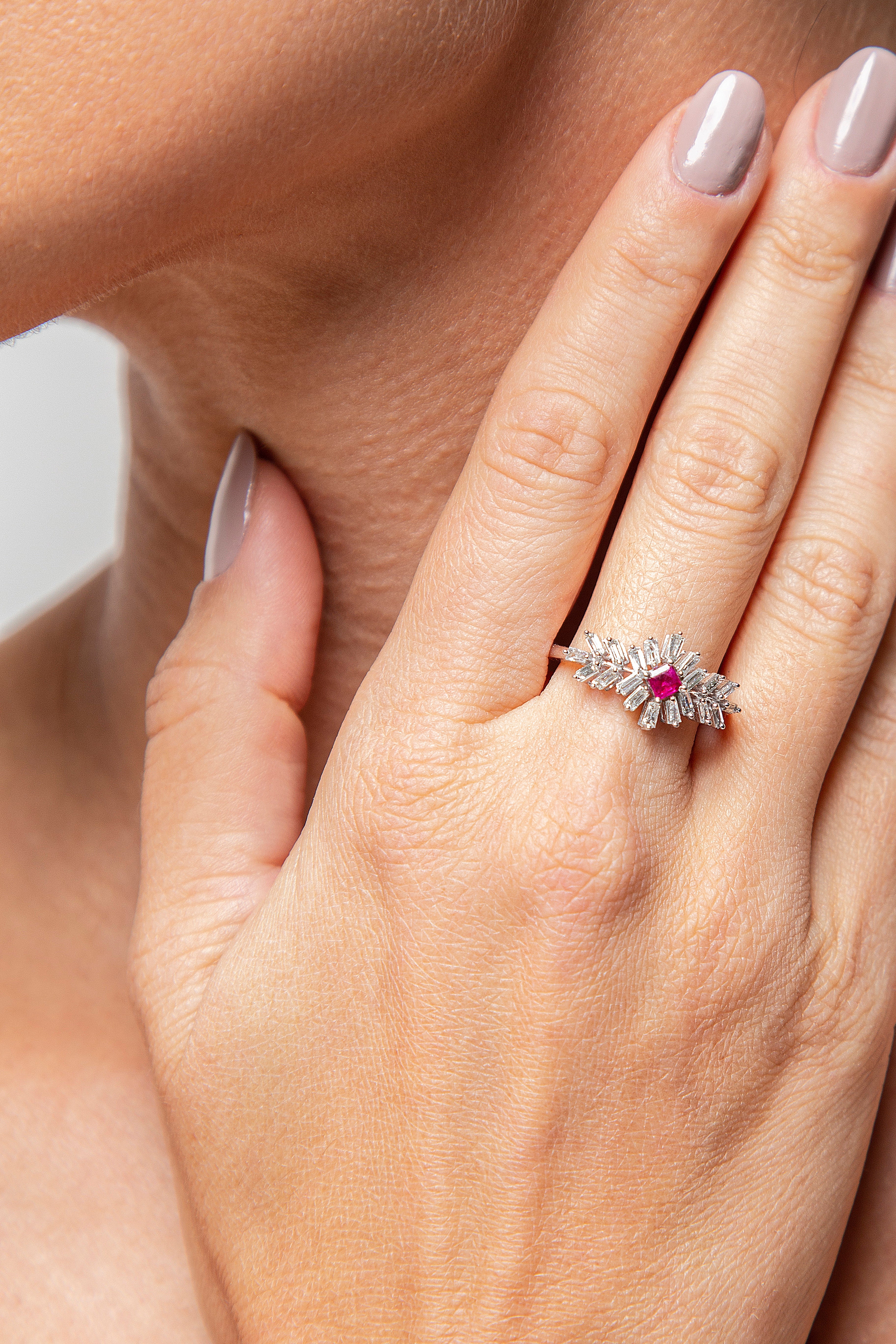 Anillo Halo Diamante Rubí Oro Blanco 14K 0.66 ct.