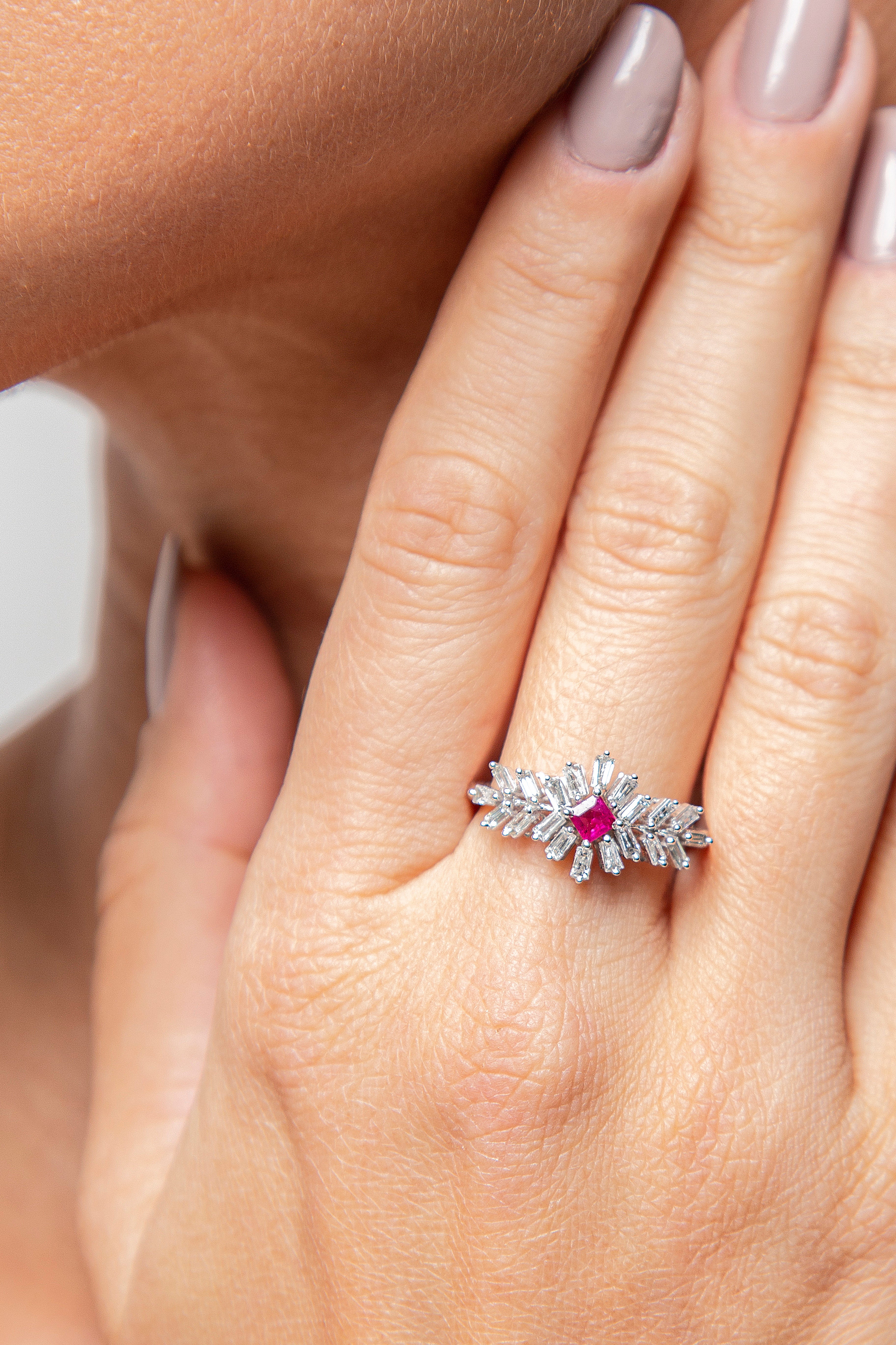 Anillo Halo Diamante Rubí Oro Blanco 14K 0.66 ct.