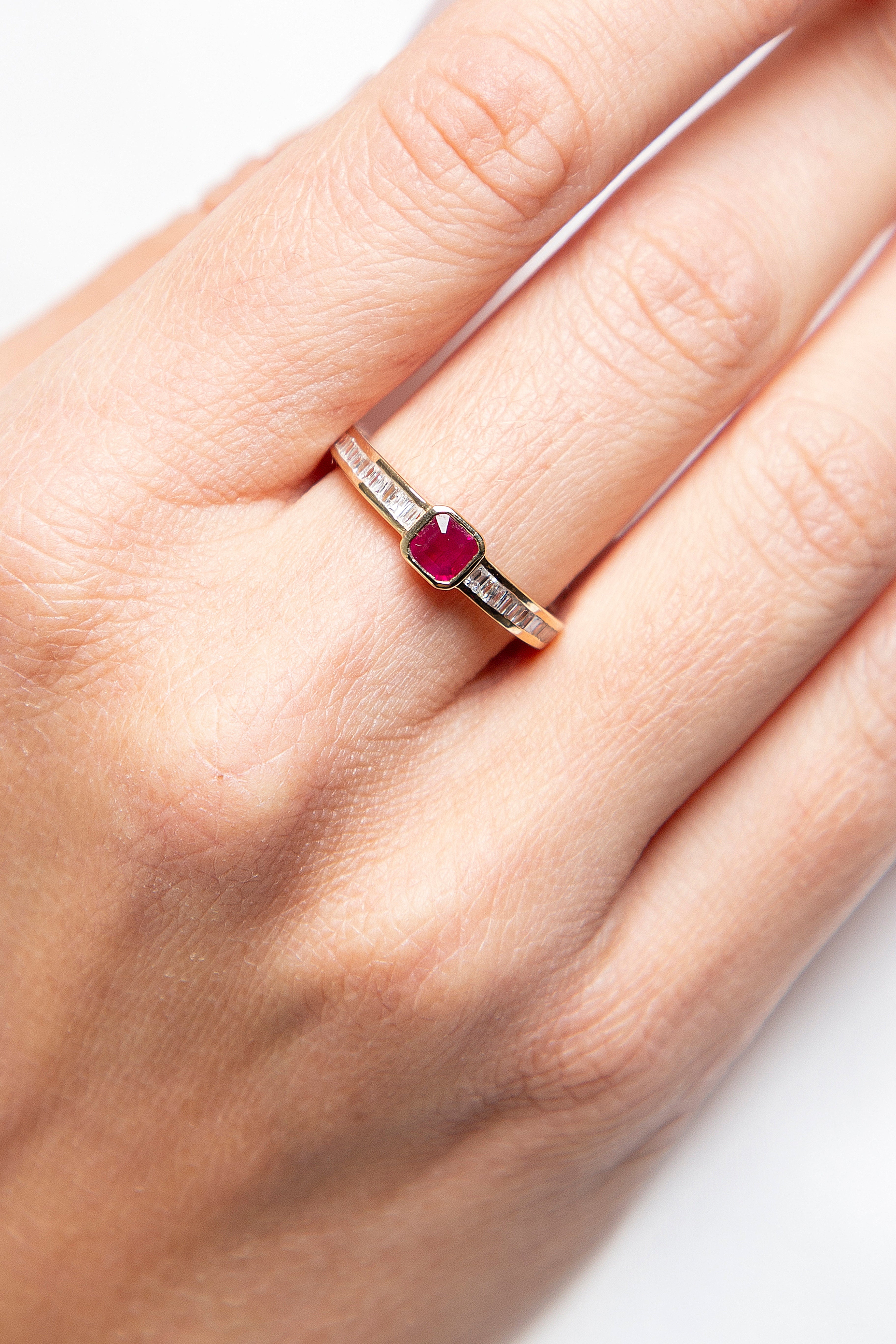 Anillo Bezel Diamante Rubí Oro Amarillo 14K 0.59 ct.