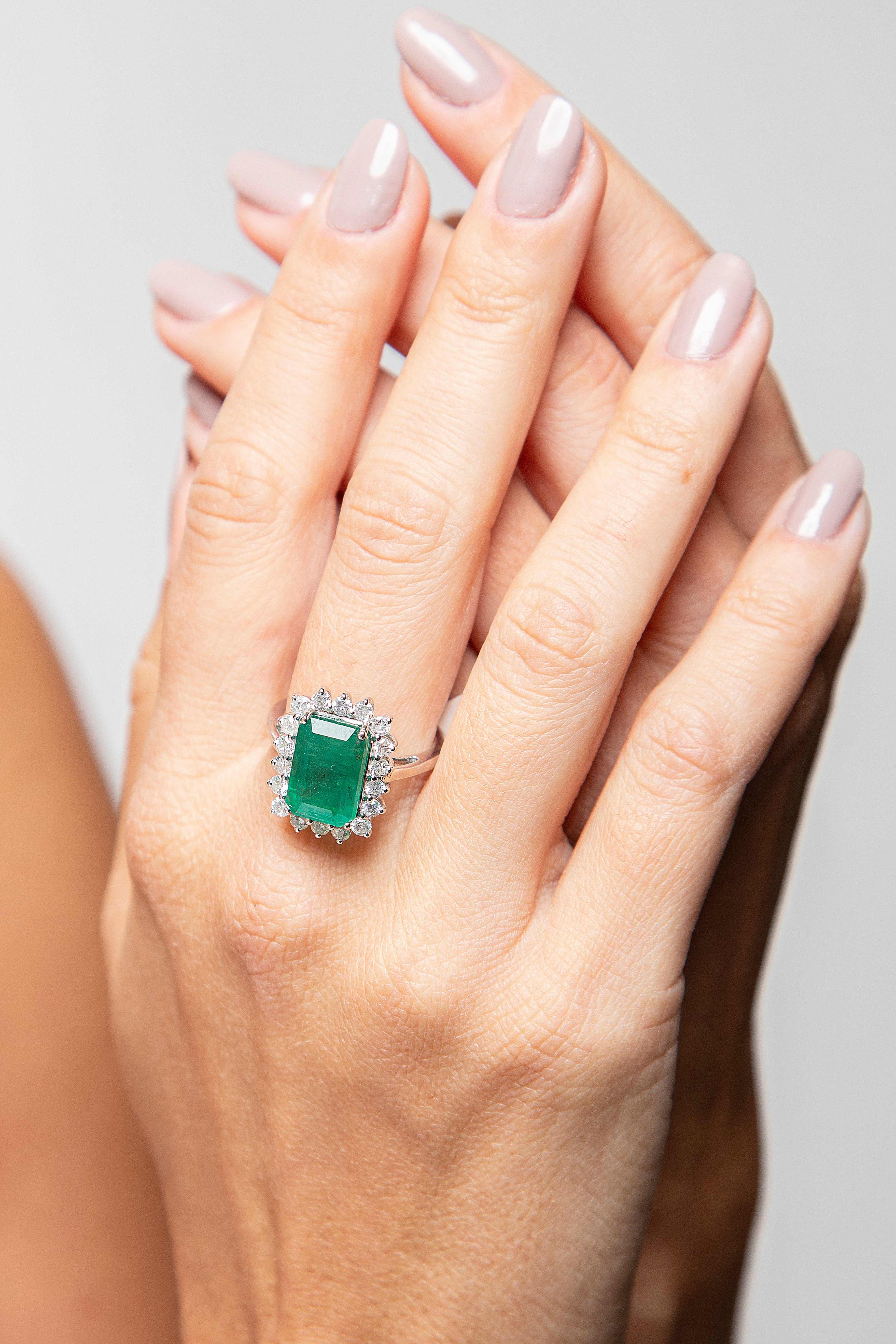 Anillo Halo Diamante Esmeralda Oro Blanco 18K 6.25 ct.