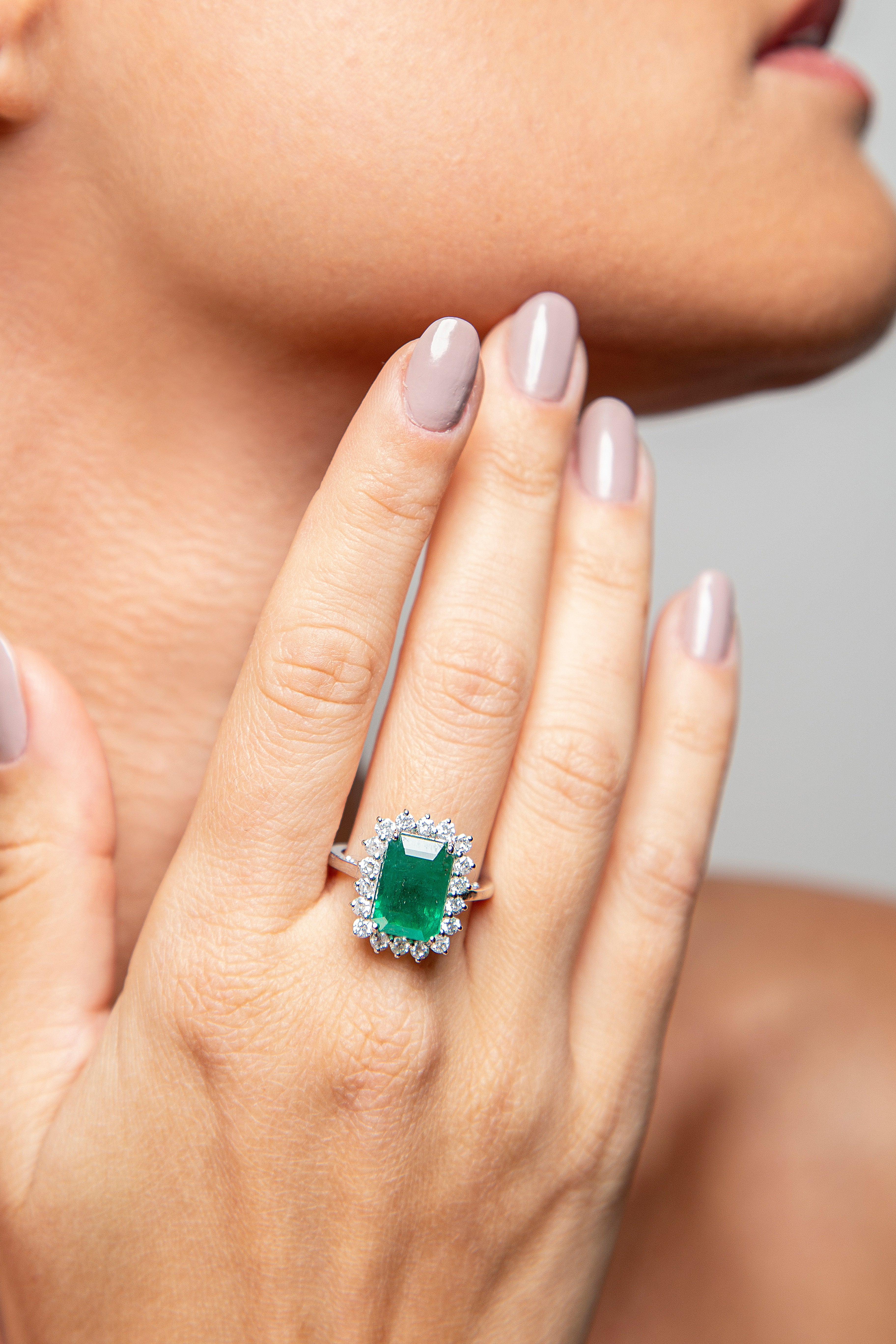 Anillo Halo Diamante Esmeralda Oro Blanco 18K 6.25 ct.