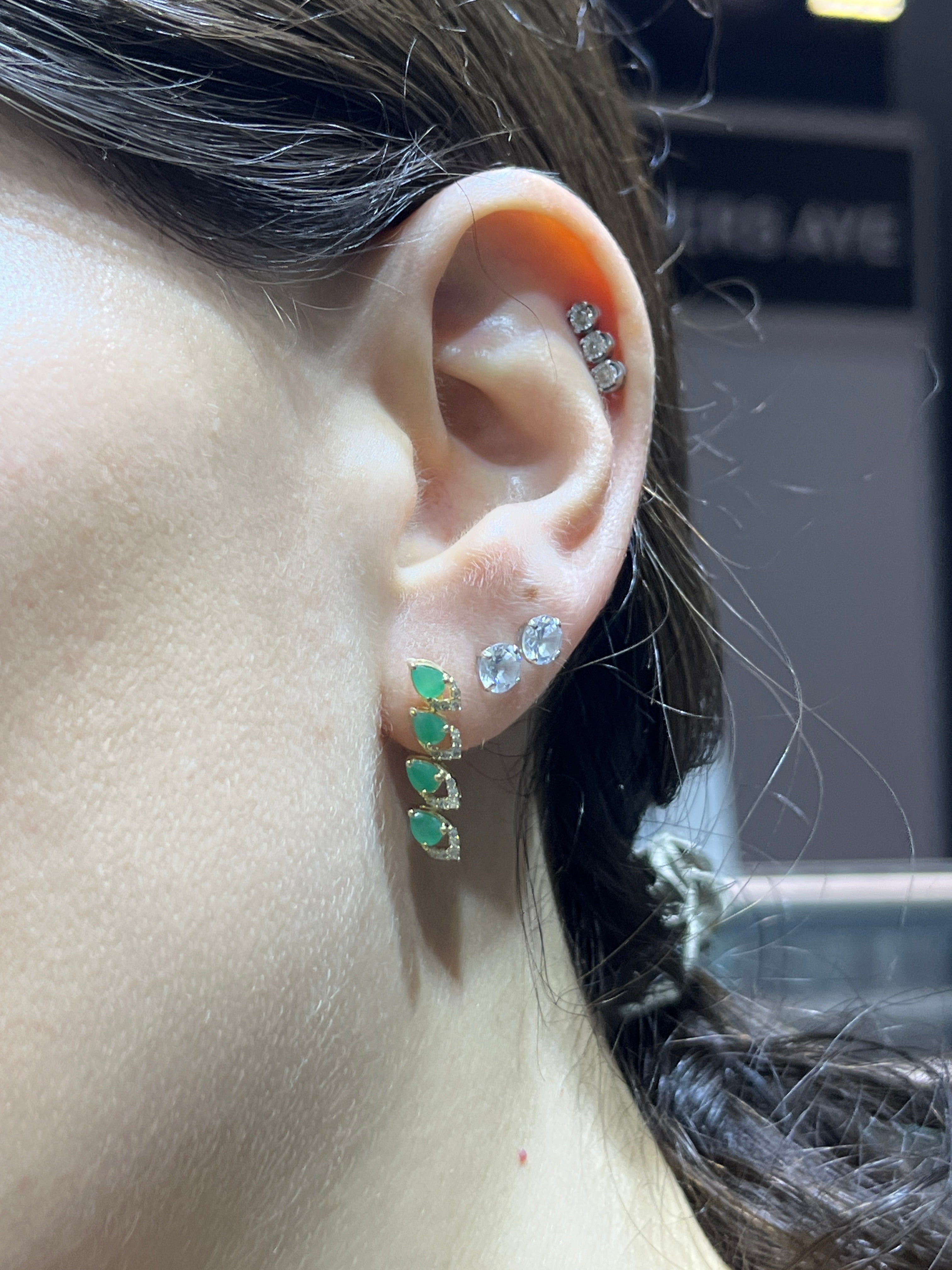 Aretes de Oro Amarillo 14K con Diamante y Esmeralda