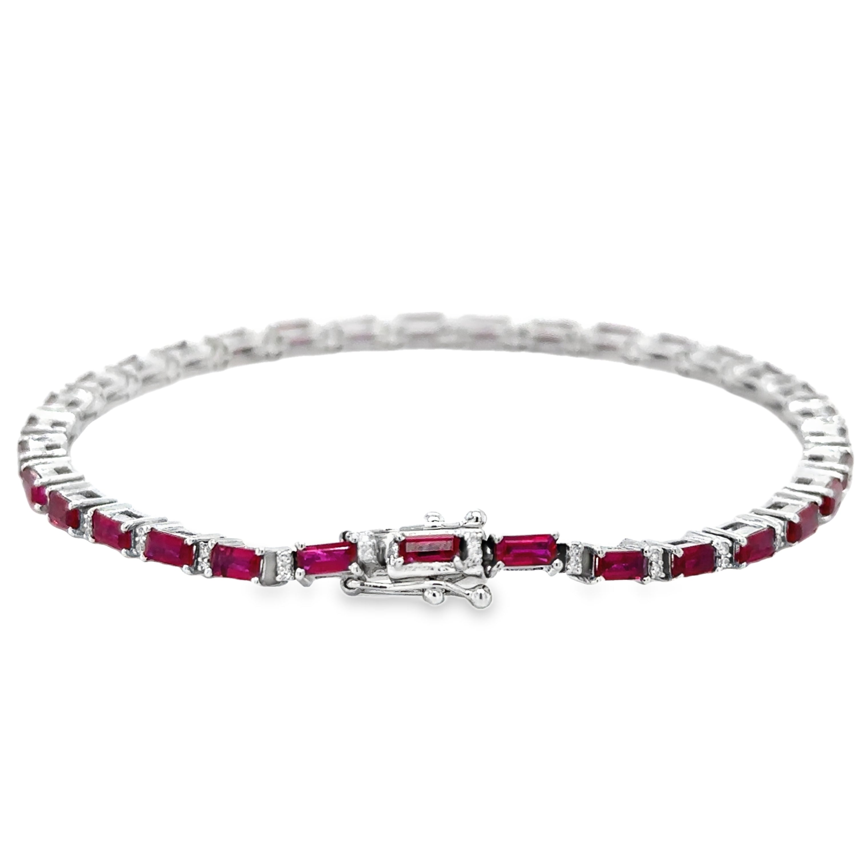 Pulsera De Oro Blanco De 18 Quilates Con Rubíes Y Diamantes 5.12 Ct.