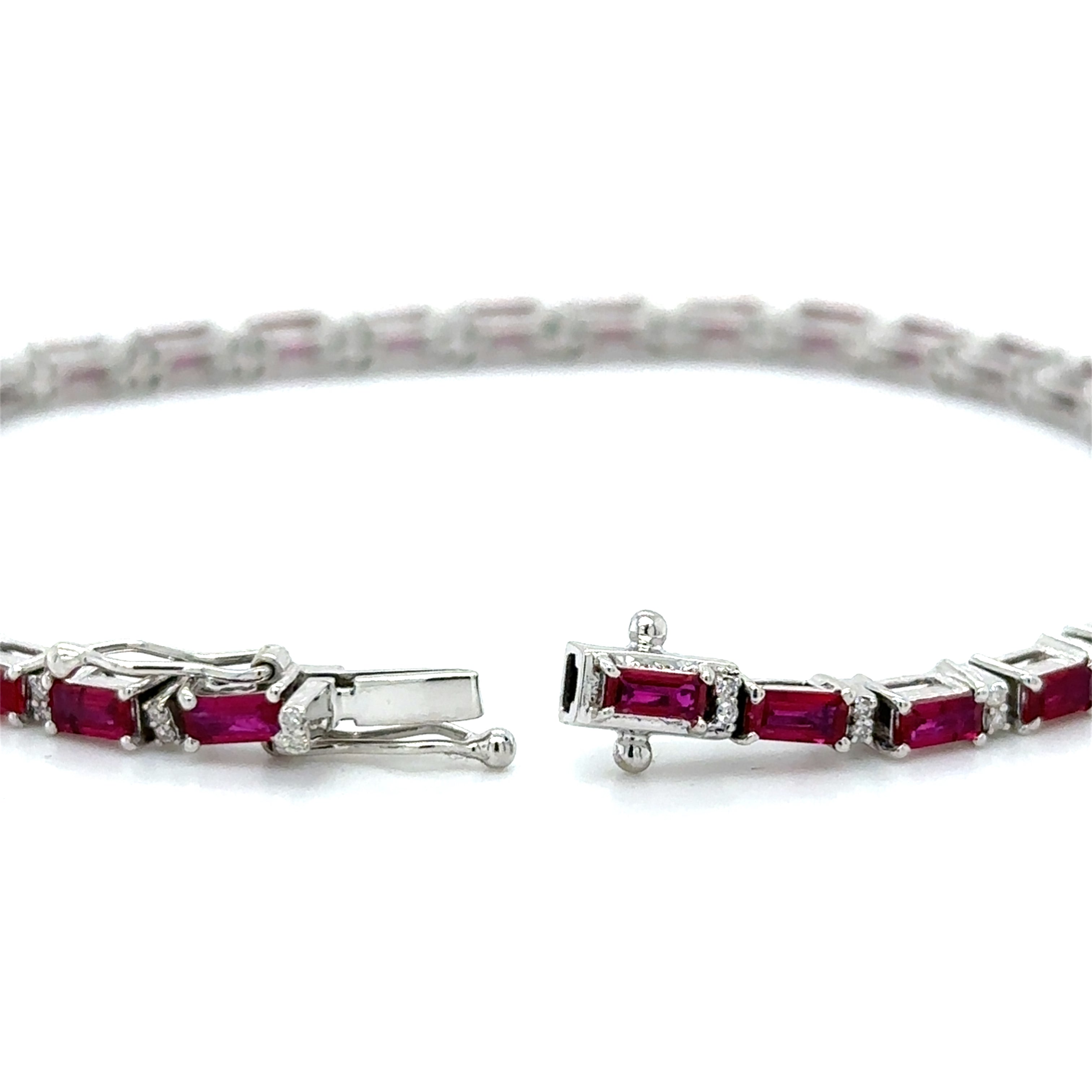 Pulsera De Oro Blanco De 18 Quilates Con Rubíes Y Diamantes 5.12 Ct.