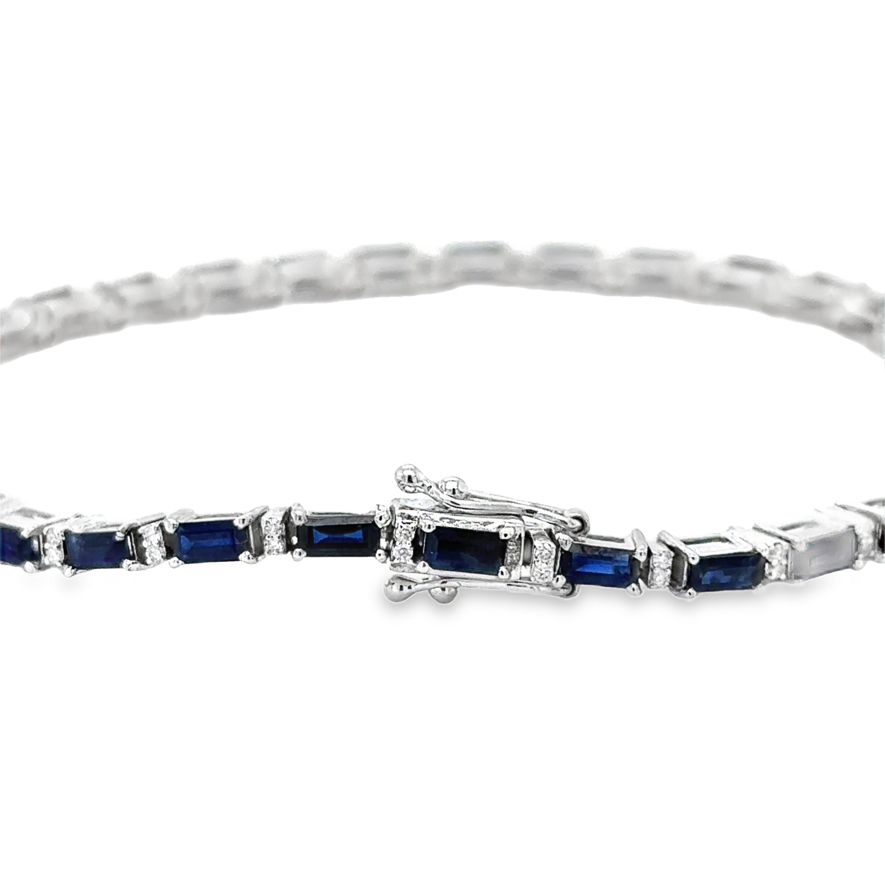 Brazalete De Diamantes Y Zafiros En Oro Blanco De 18 Kt 5.49 Ct.