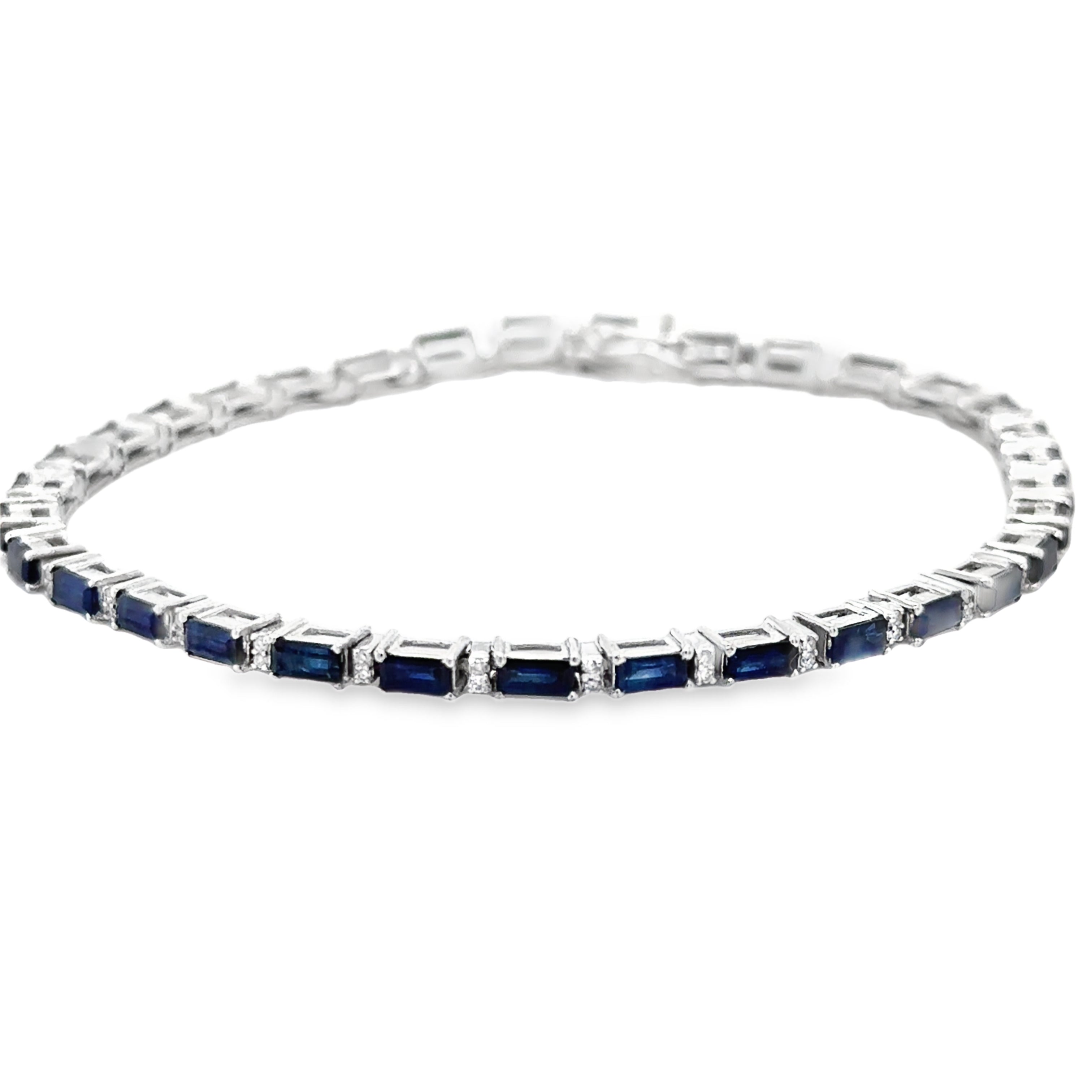 Brazalete De Diamantes Y Zafiros En Oro Blanco De 18 Kt 5.49 Ct.