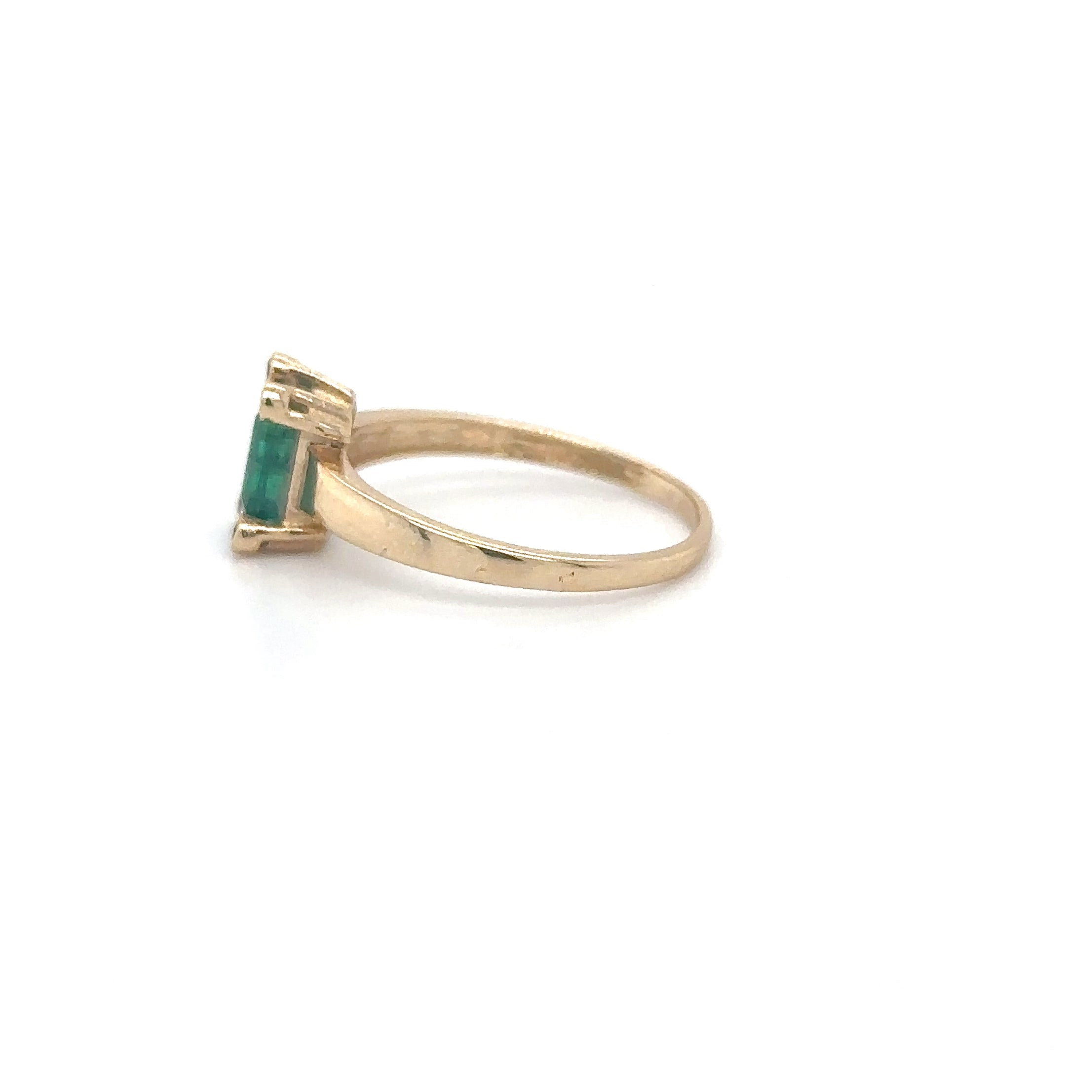 Anillo De Oro Amarillo De 14 Quilates Con Esmeraldas Y Diamantes 1.06 Ct.