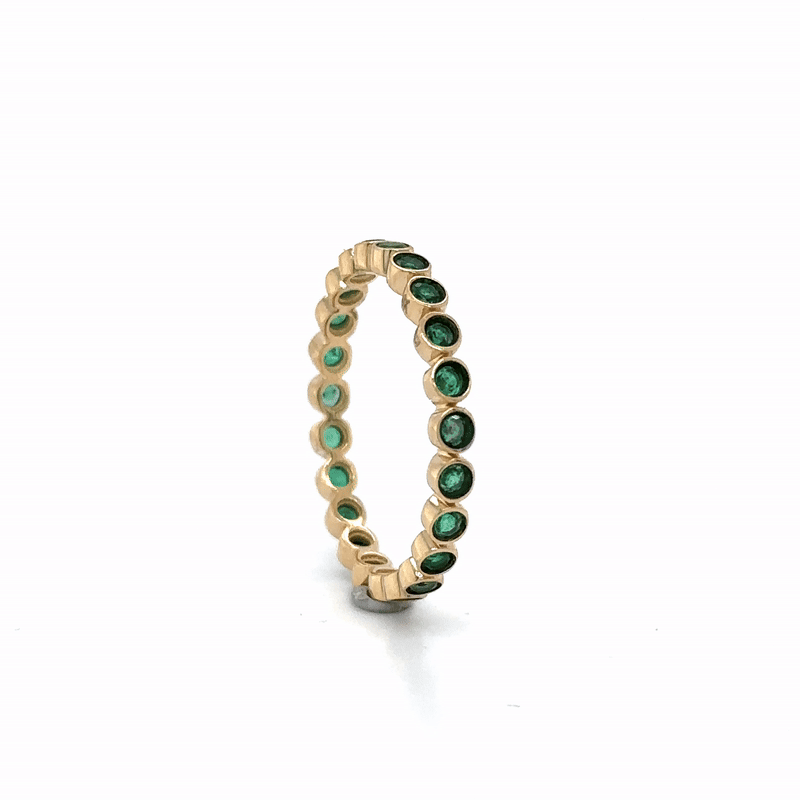 Banda De Bisel Redondo De Esmeralda De Oro Amarillo De 14Kt 0.6 Ct.